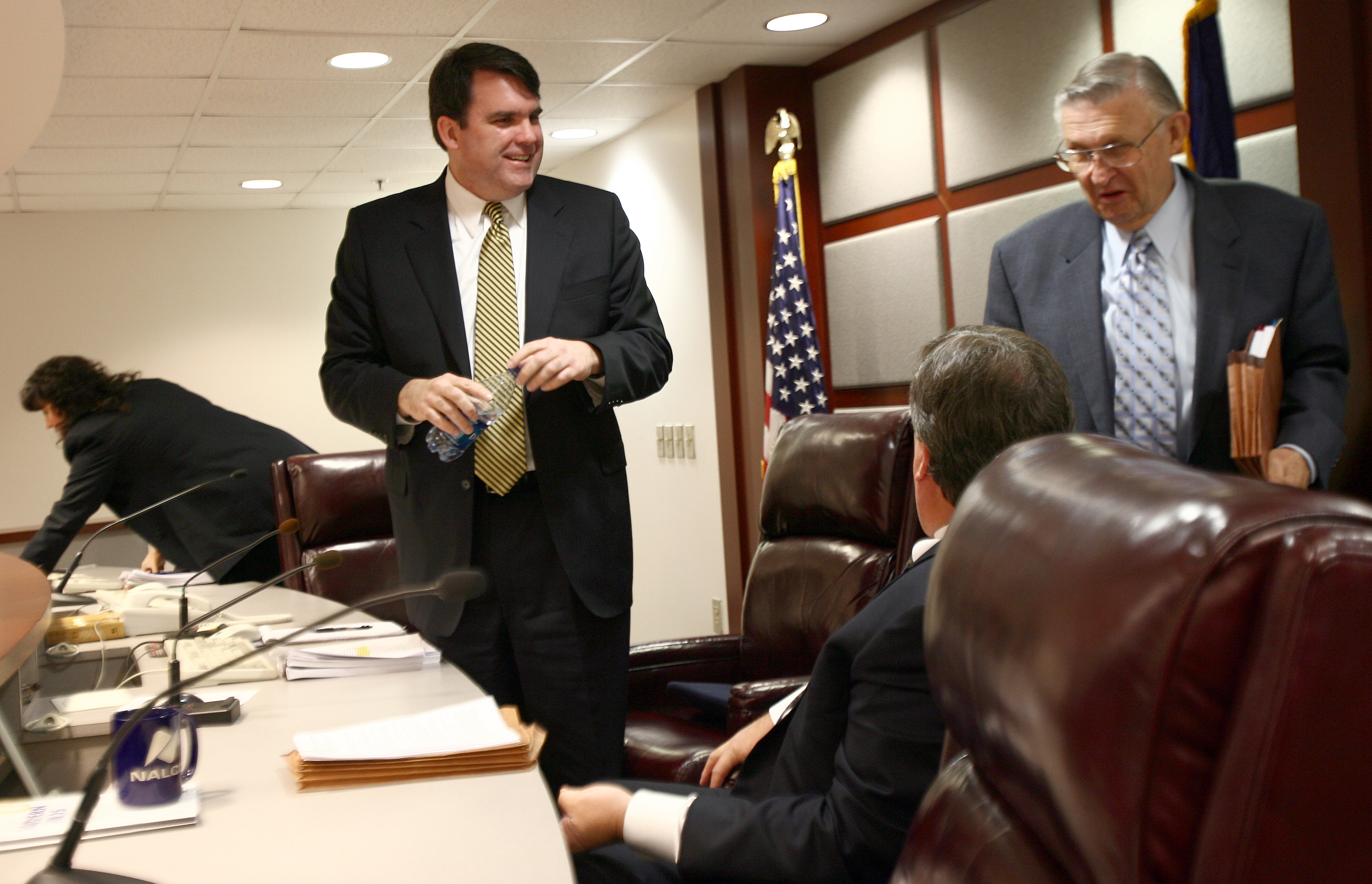 Chuck Eaton talks with former commissioners Stan Wise and Doug Everett after presiding over an administrative session. (BEN GRAY / Staff)
