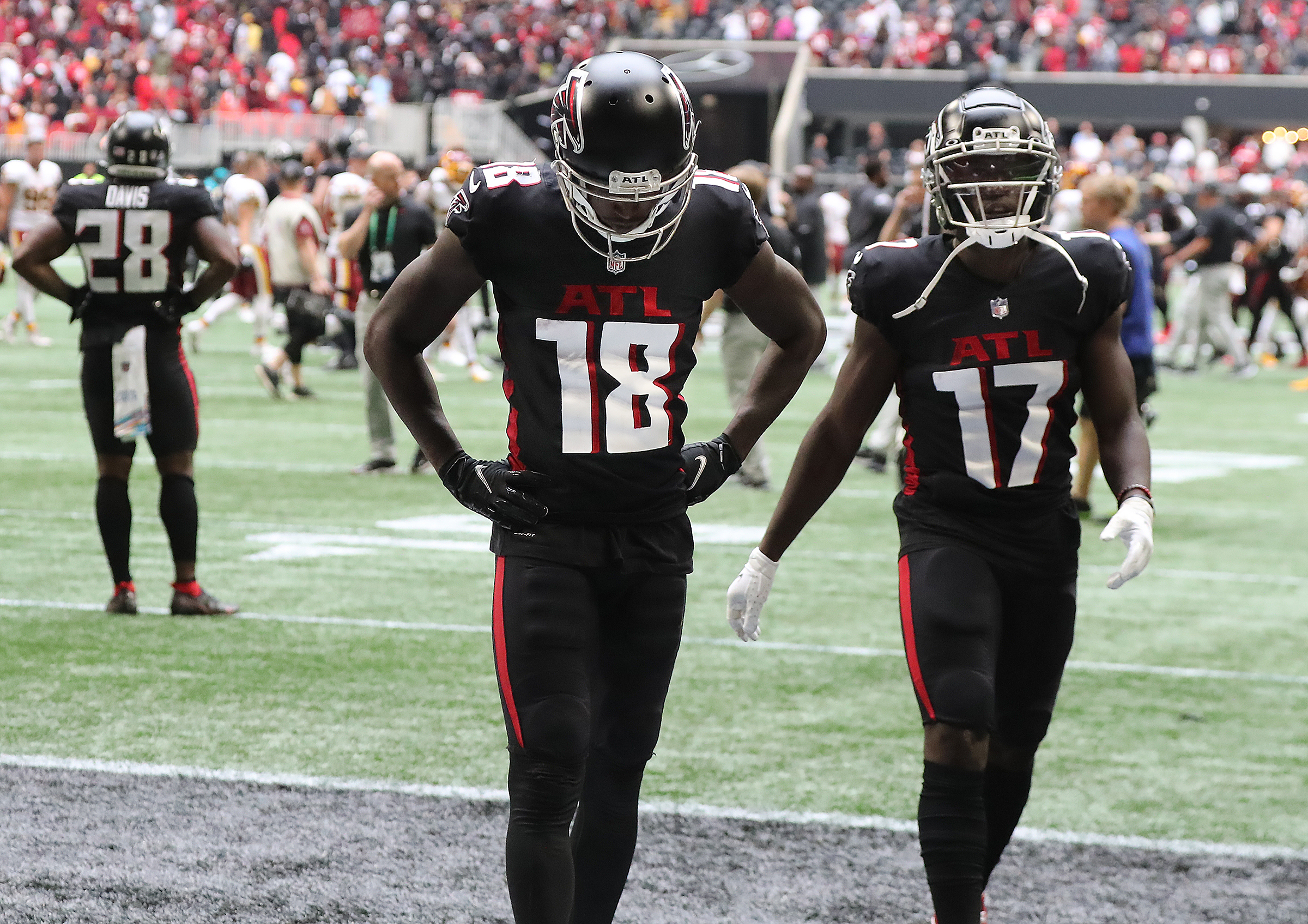 ATLANTA, GA – OCTOBER 03: Atlanta running back Cordarrelle Patterson (84)  catches a touchdown pass during the NFL game between the Washington  Football Team and the Atlanta Falcons on October 3rd, 2021