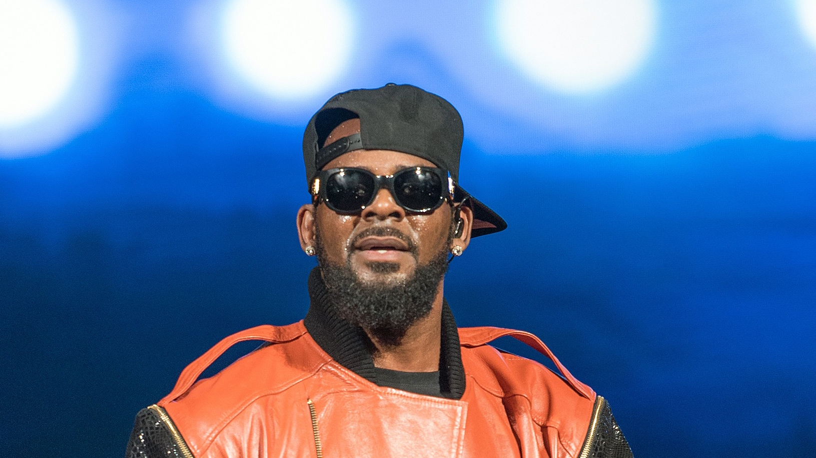 Tim and JonJelyn Savage, the parents of alleged victim Joycelyn Savage, blame R. Kelly (pictured) for keeping their daughter secluded. (Photo: Getty Images)