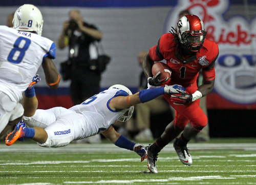 September 3, 2011: Georgia's Orson Charles catches a pass during the  Chick-Fil-A Kickoff Game between the Georgia Bulldogs and the Boise State  Broncos at the Georgia Dome in Atlanta, Georgia. Boise State