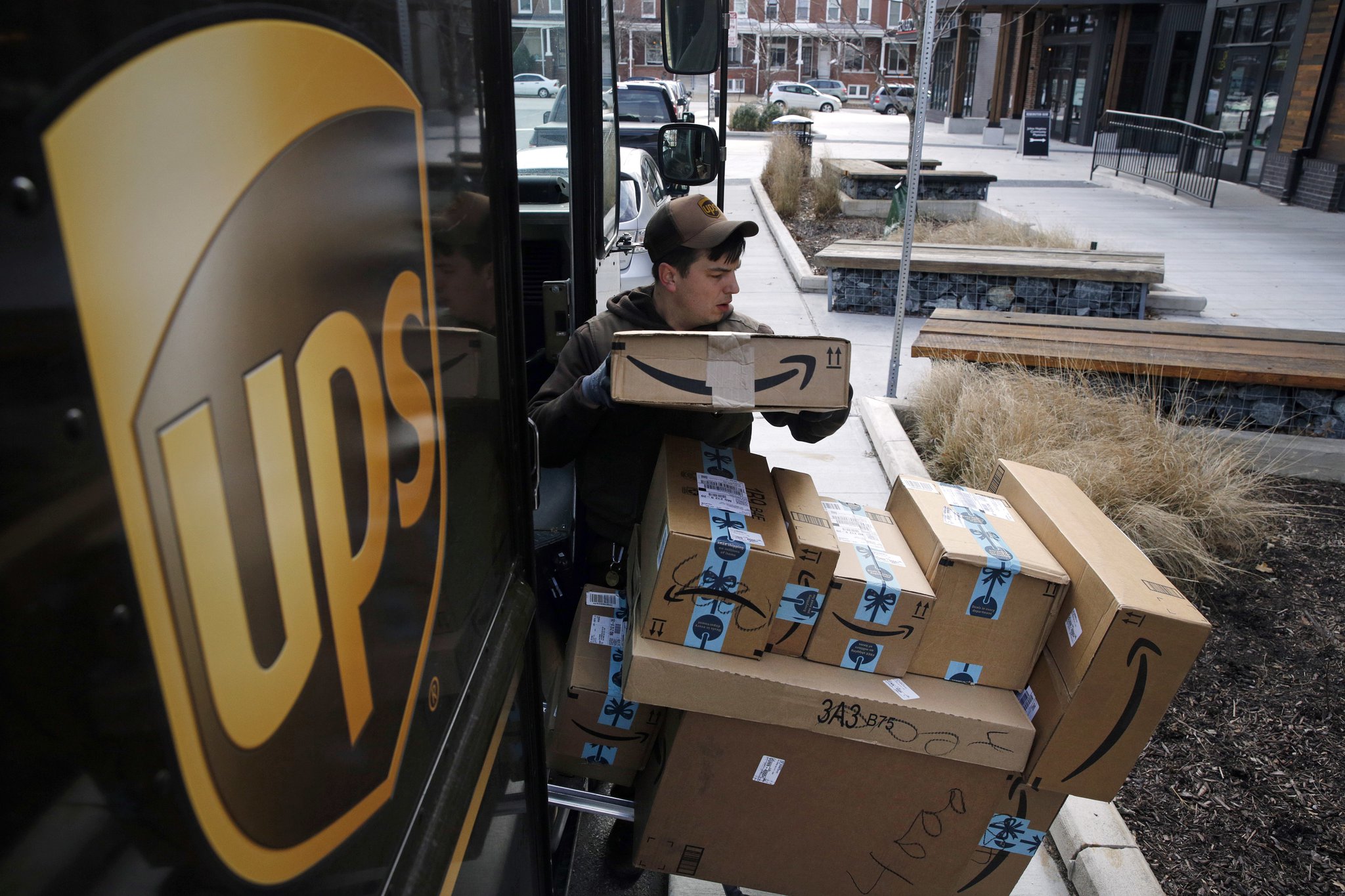 UPS ramping up for busy holiday shipping season