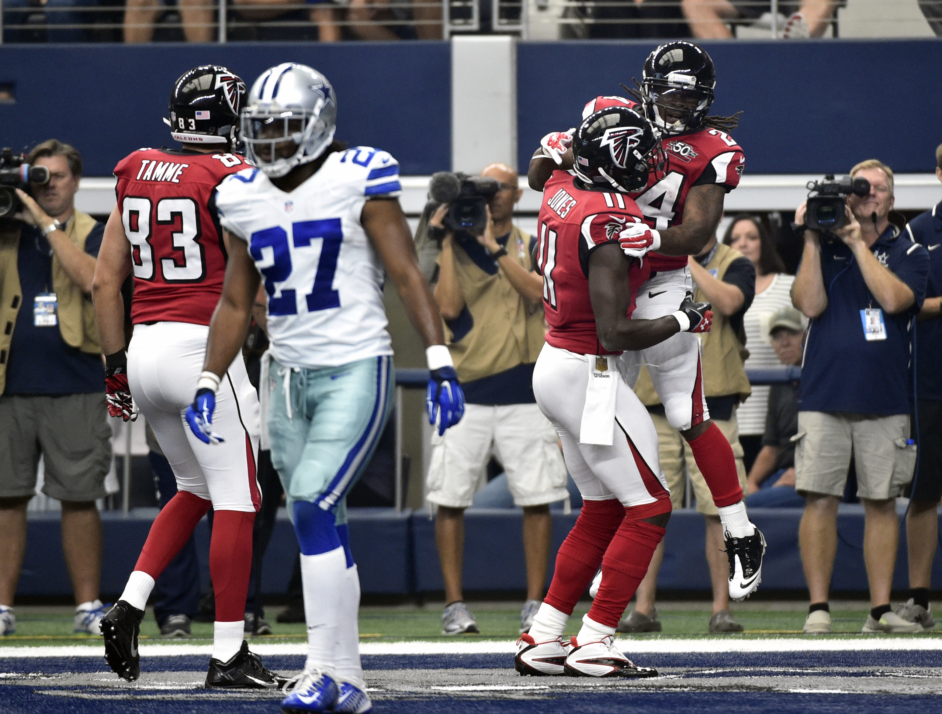 Atlanta Falcons' Julio Jones (11) celebrates his touchdown over