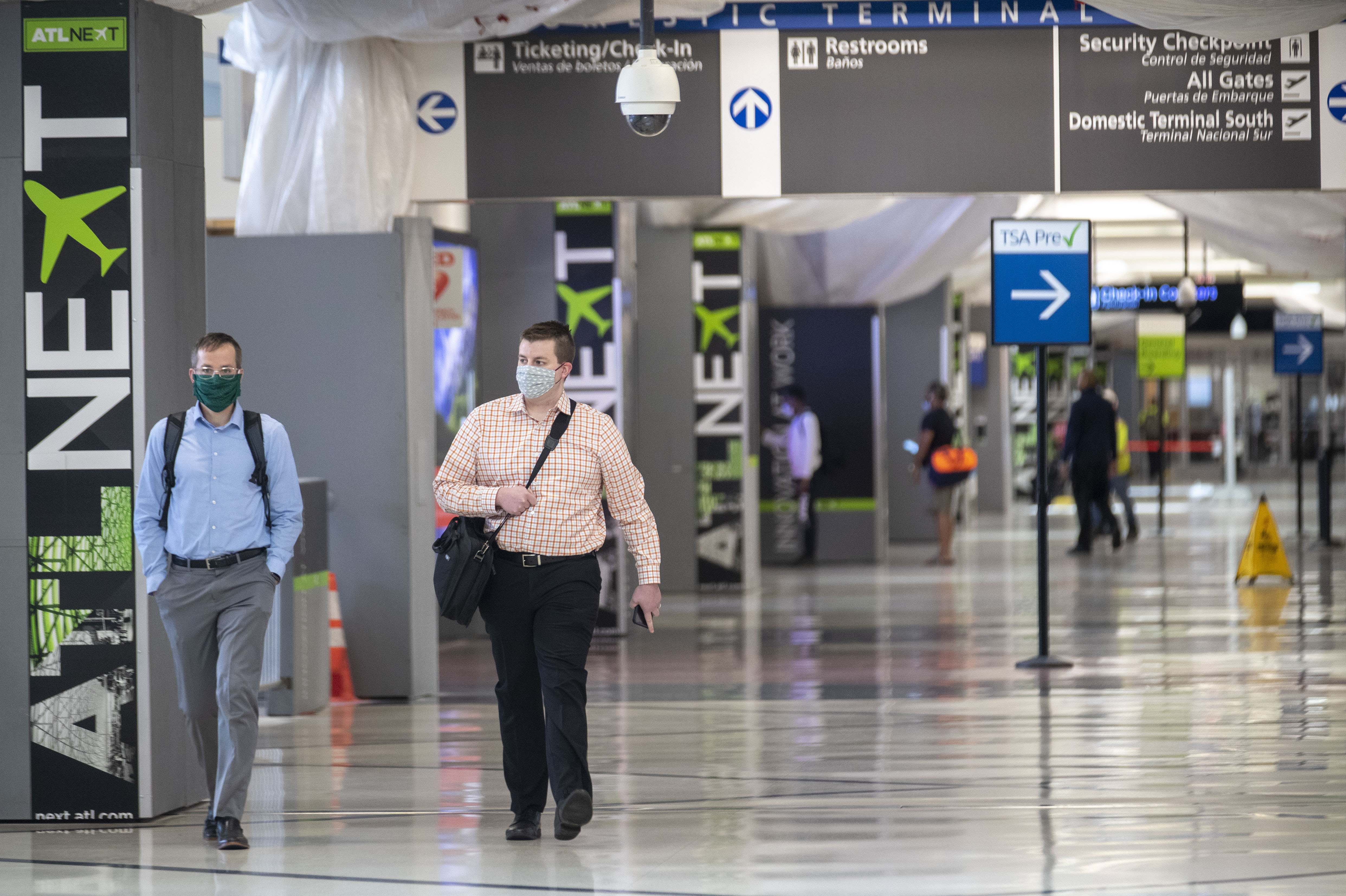 04/28/2020 - Atlanta, Georgia - People wear masks as they walk through Atlanta's Hartsfield-Jackson International Airport, Tuesday, April 28, 2020. (ALYSSA POINTER / ALYSSA.POINTER@AJC.COM)