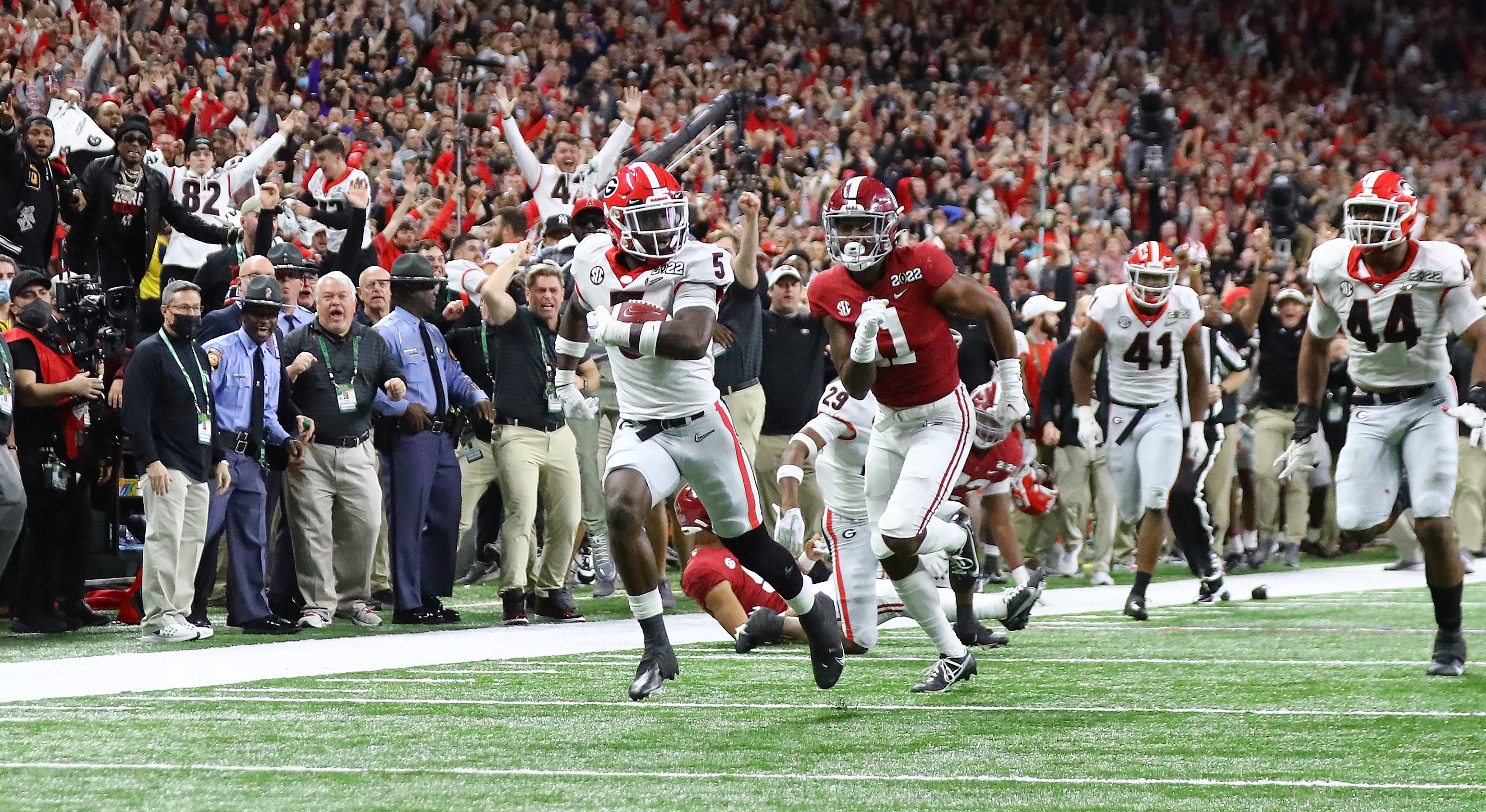 Georgia Bulldogs win first college football national title since 1980, beat  defending champs Alabama 33-18 - CBS News