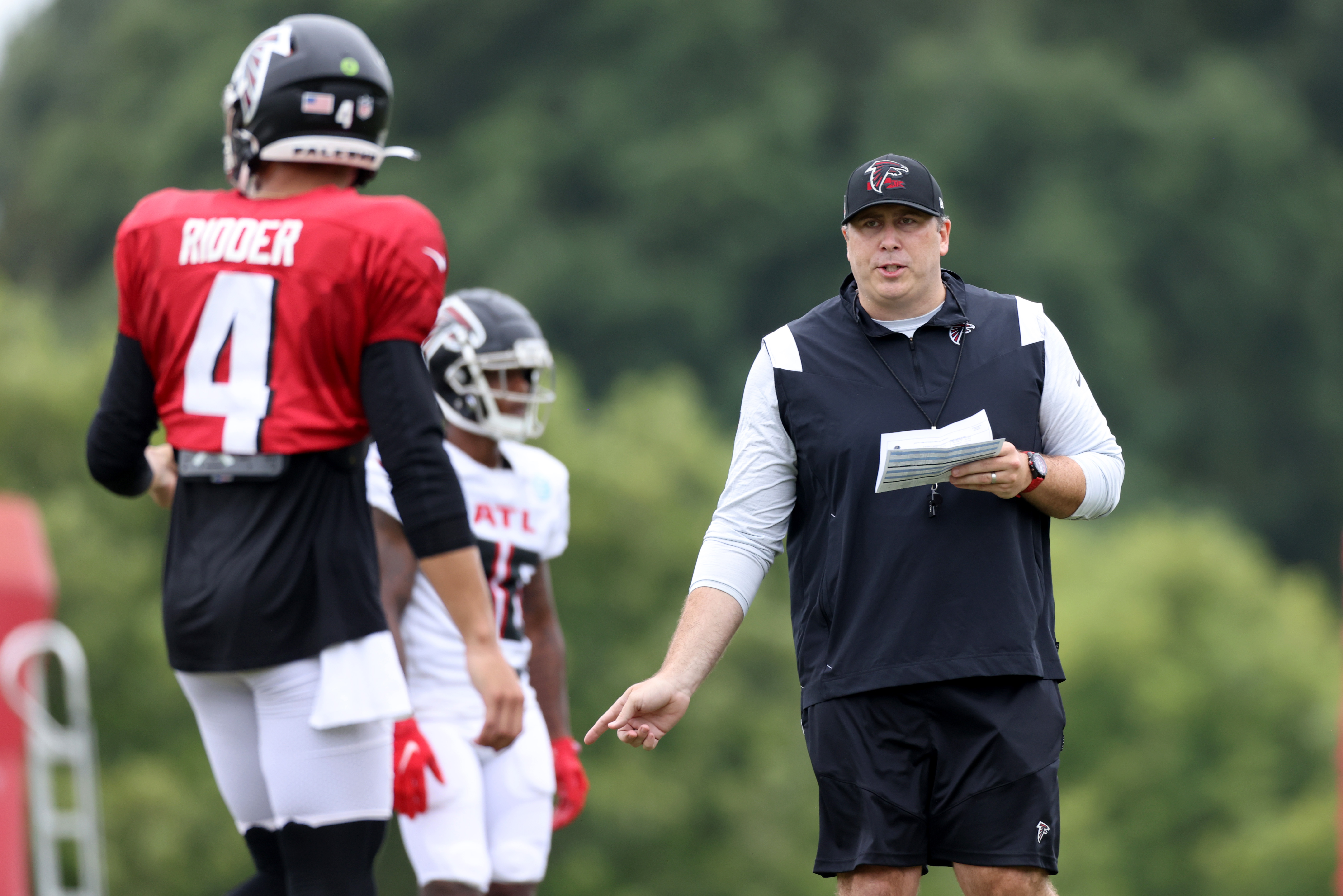 Bradley's Buzz: The Falcons had to give Desmond Ridder a look