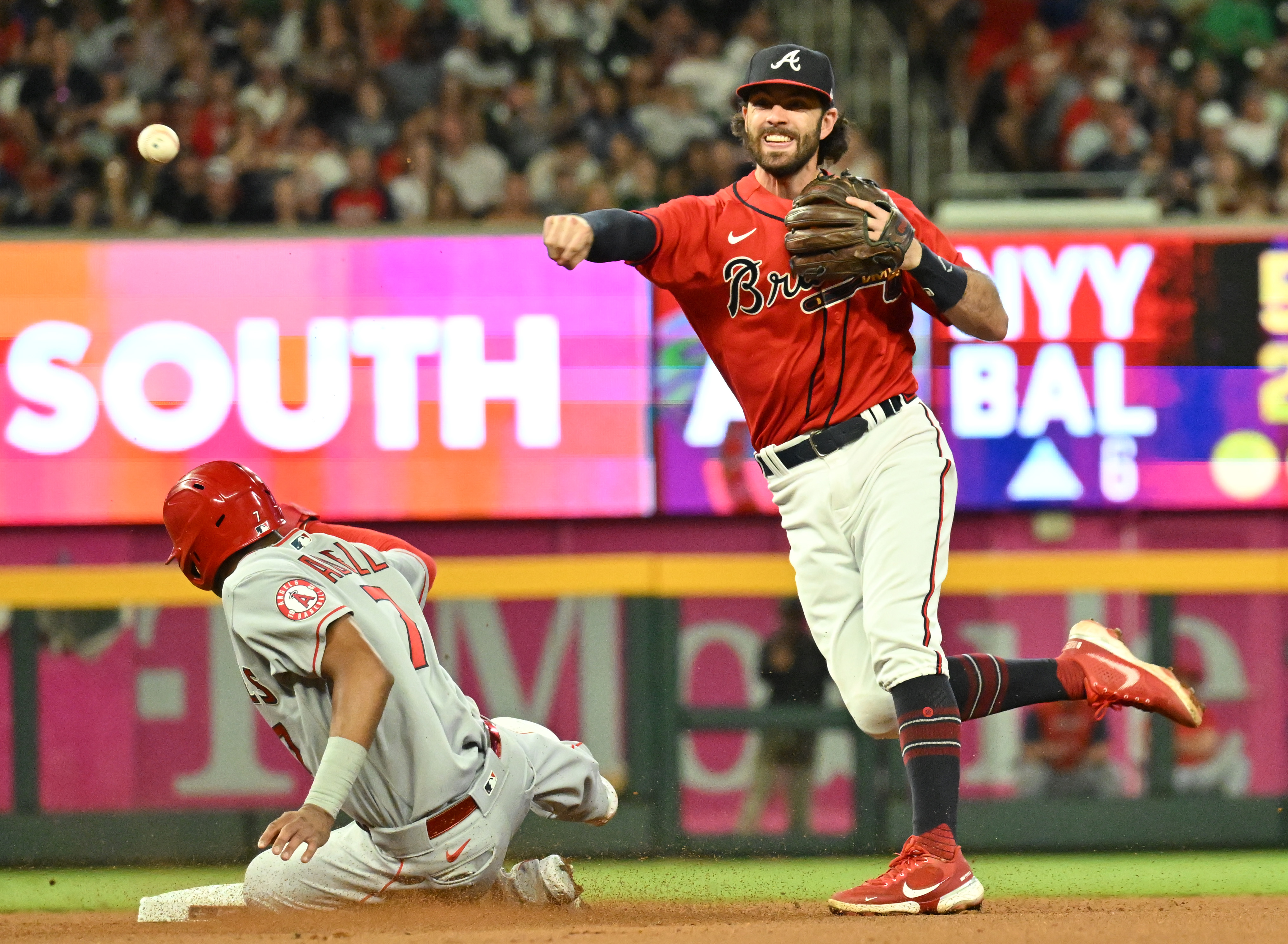 Braves erupt in 7th to stun Ohtani, Angels