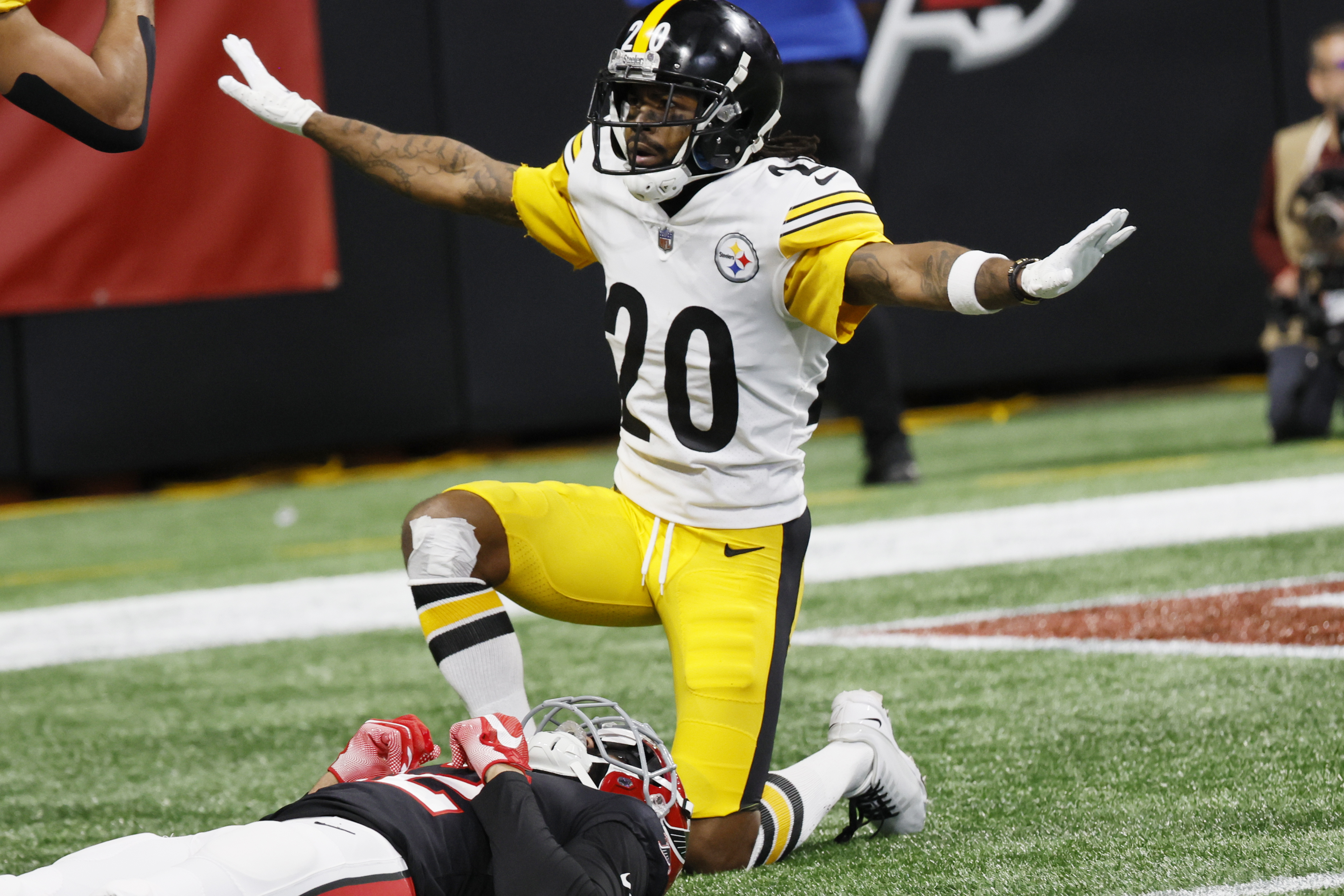 Steelers hold off Falcons, 19-16