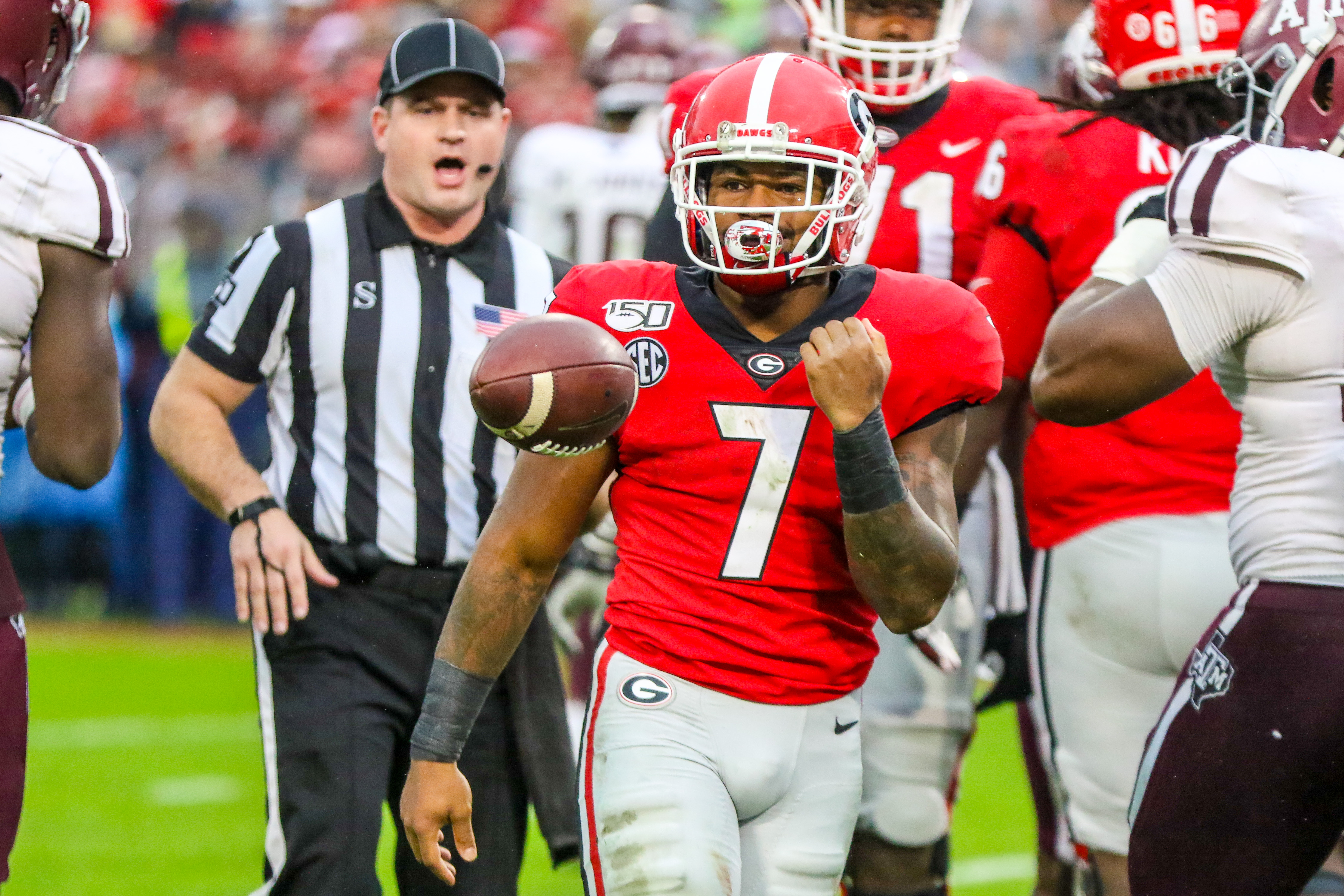 Columbia, SC, USA. 8th Sep, 2018. Bulldogs running back D'Andre Swift (7)  silences the crowd after a touchdown in the SEC matchup between the Georgia  Bulldogs and the South Carolina Gamecocks at