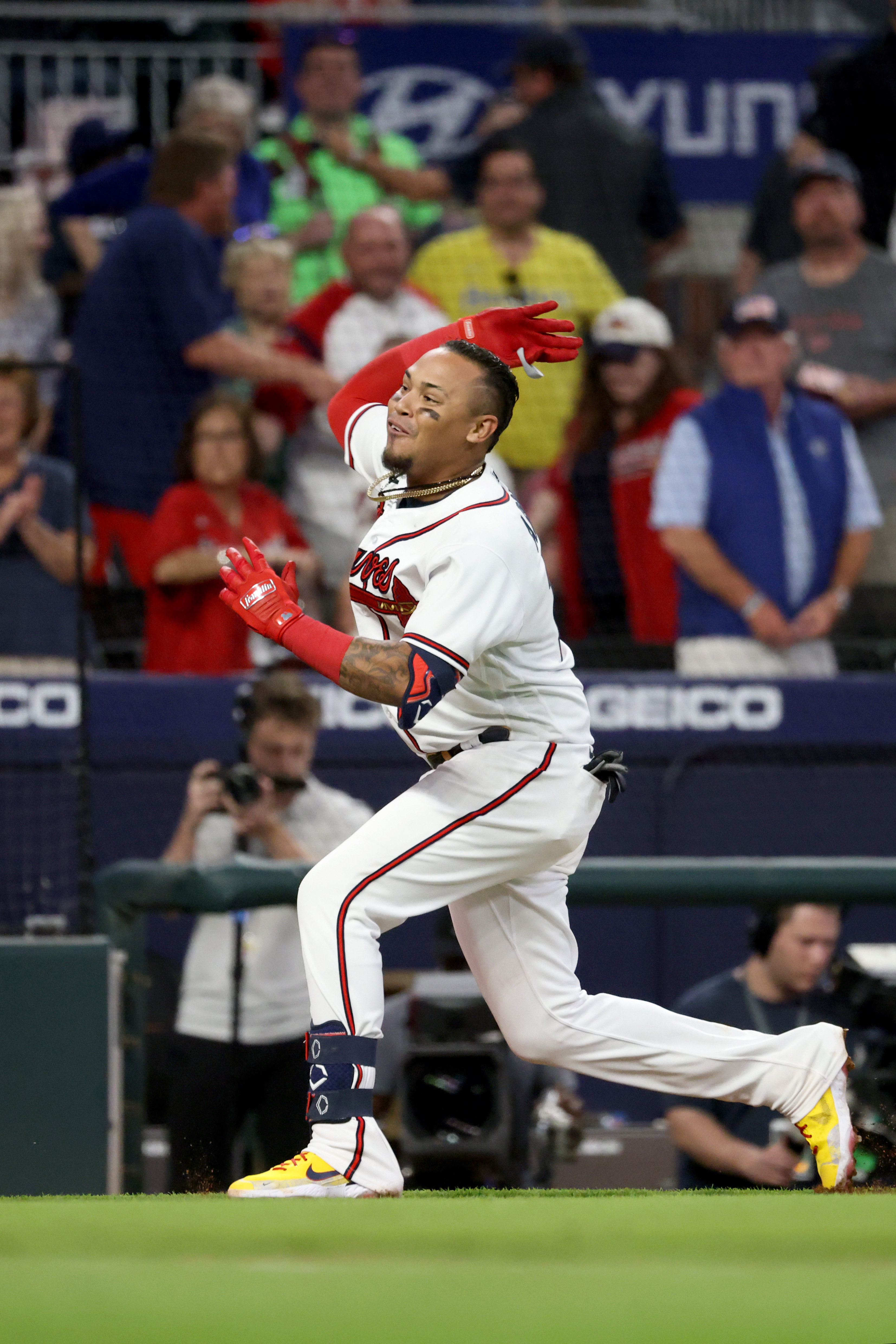 Orlando Arcia of the Atlanta Braves poses for a photo with family Photo  d'actualité - Getty Images