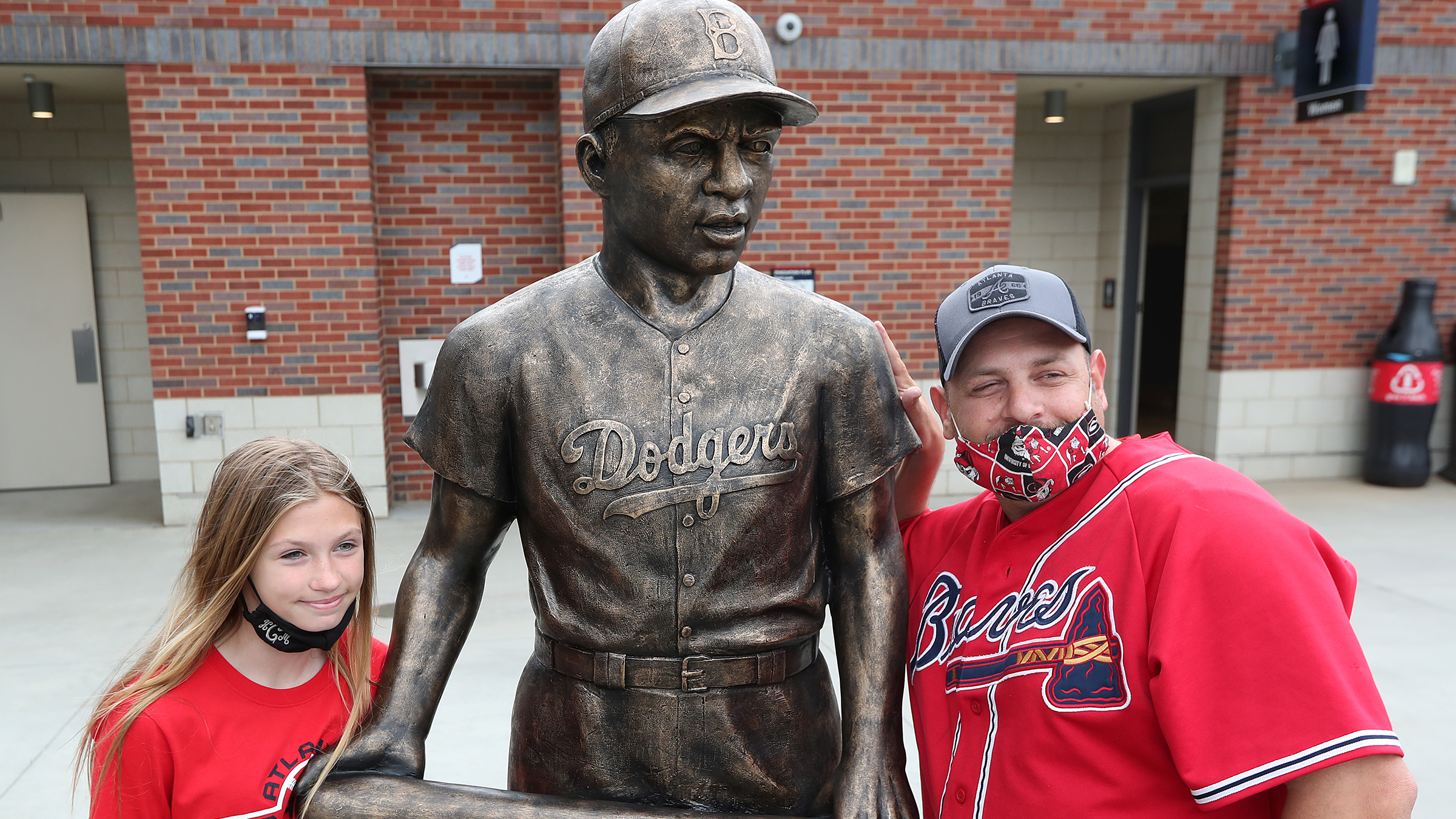 Photos: Braves defeat Marlins on Jackie Robinson Day