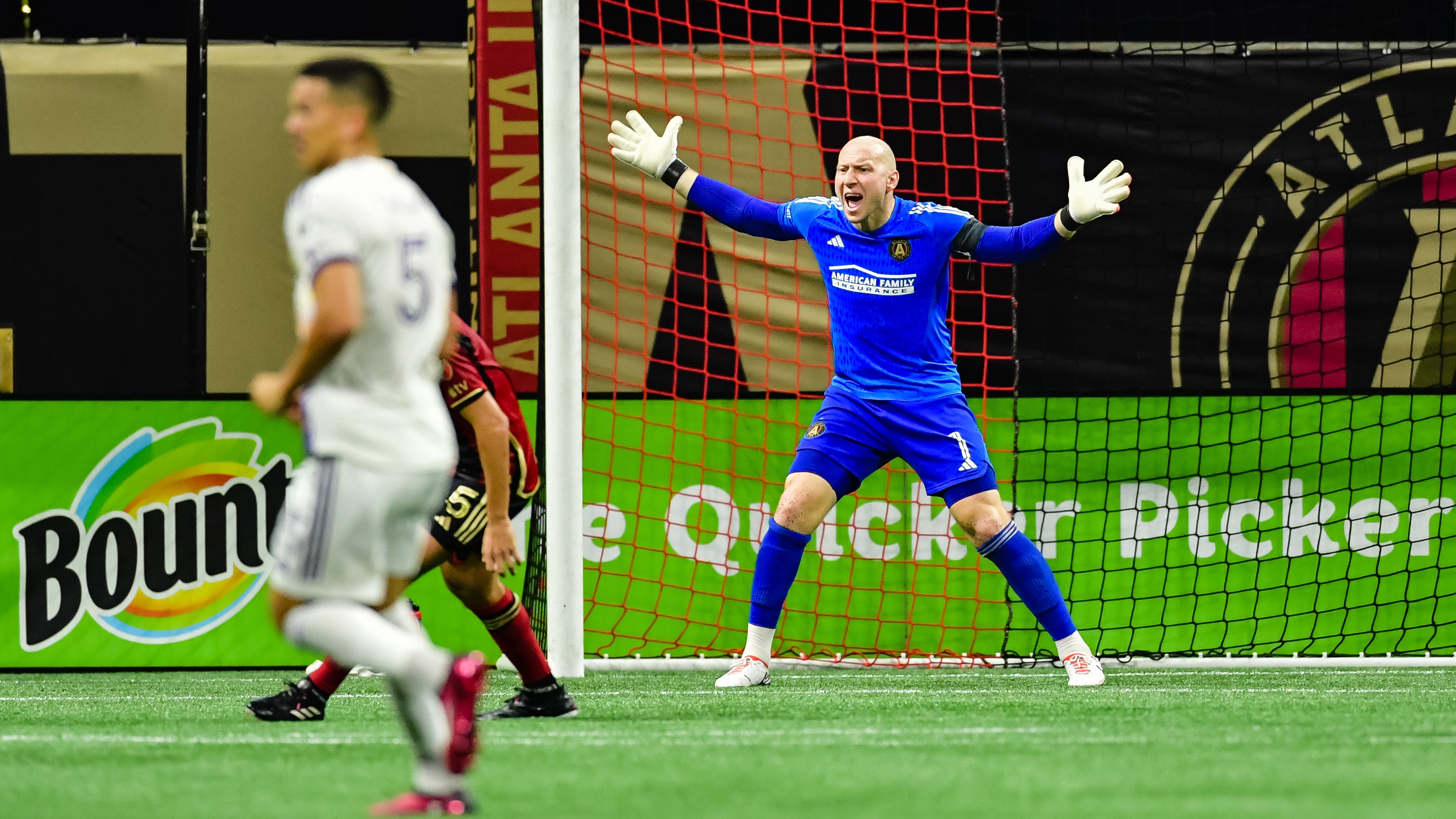 Atlanta United Guzan L/S goalkeeper kit outlet new with tags size XL