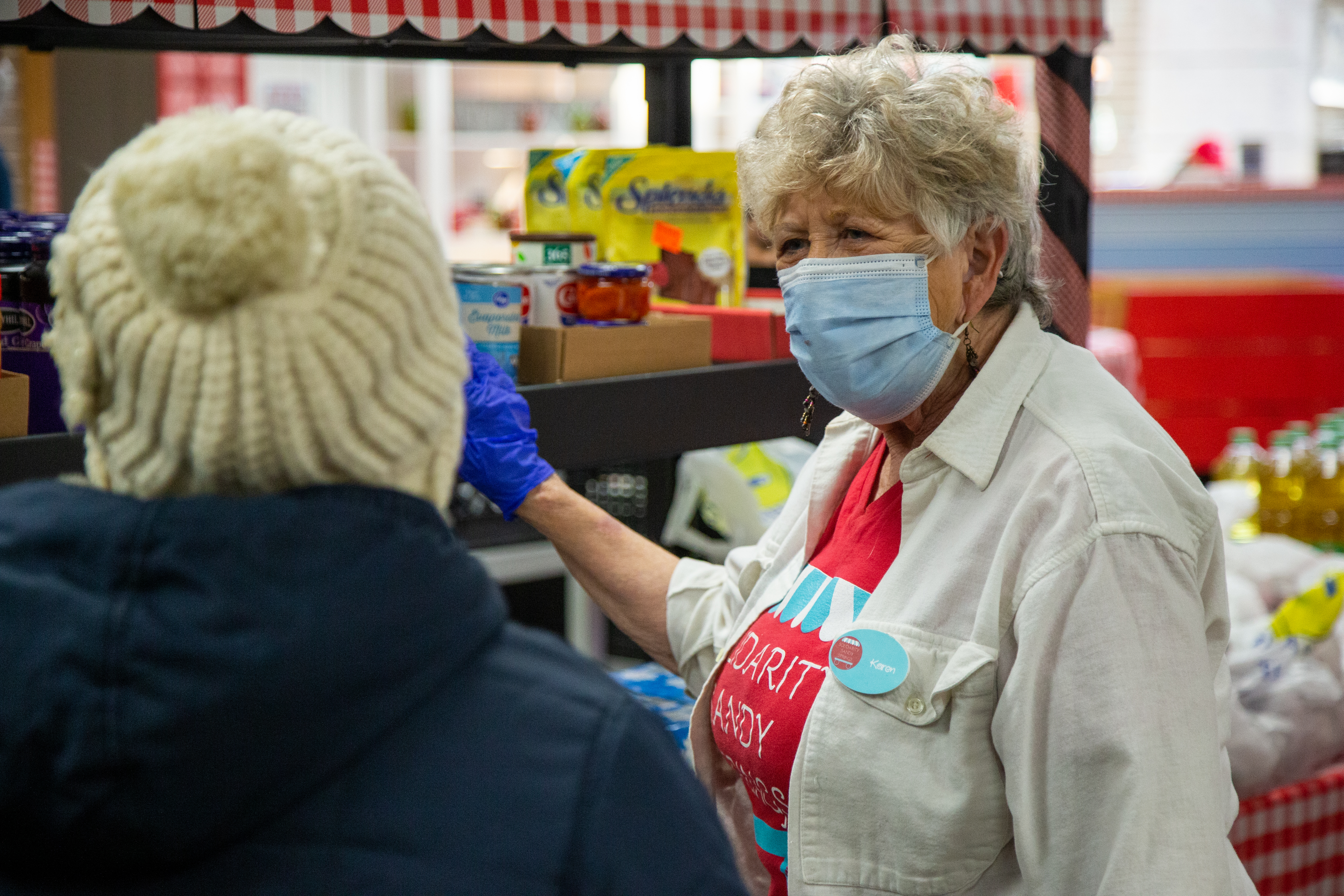 Volunteer Karen Shanahan helps a client at the Solidarity Sandy Springs Food Pantry . PHIL SKINNER FOR THE ATLANTA JOURNAL-CONSTITUTION.