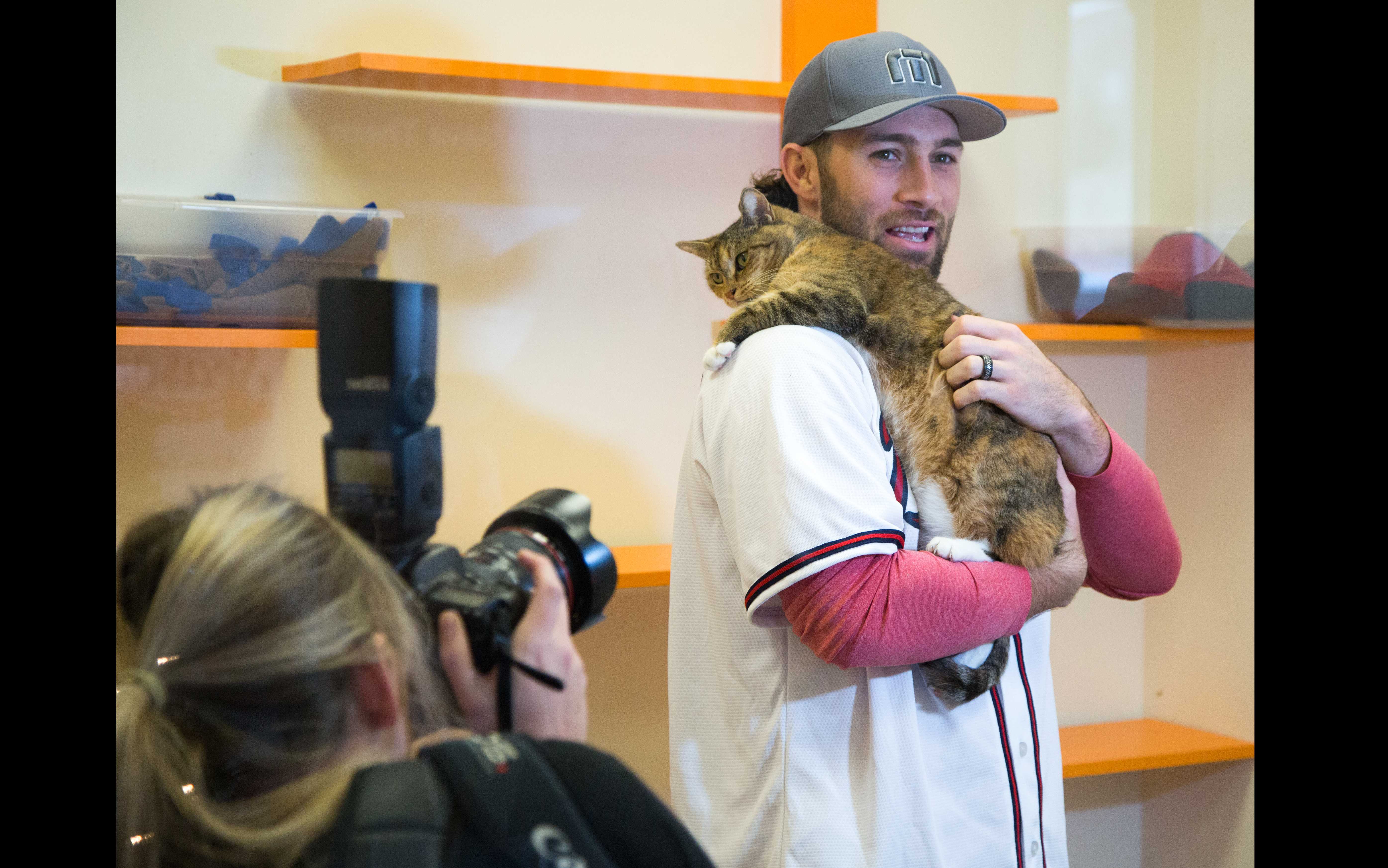 Braves players Freddie Freeman, Charlie Culberson assist local animal  shelter 