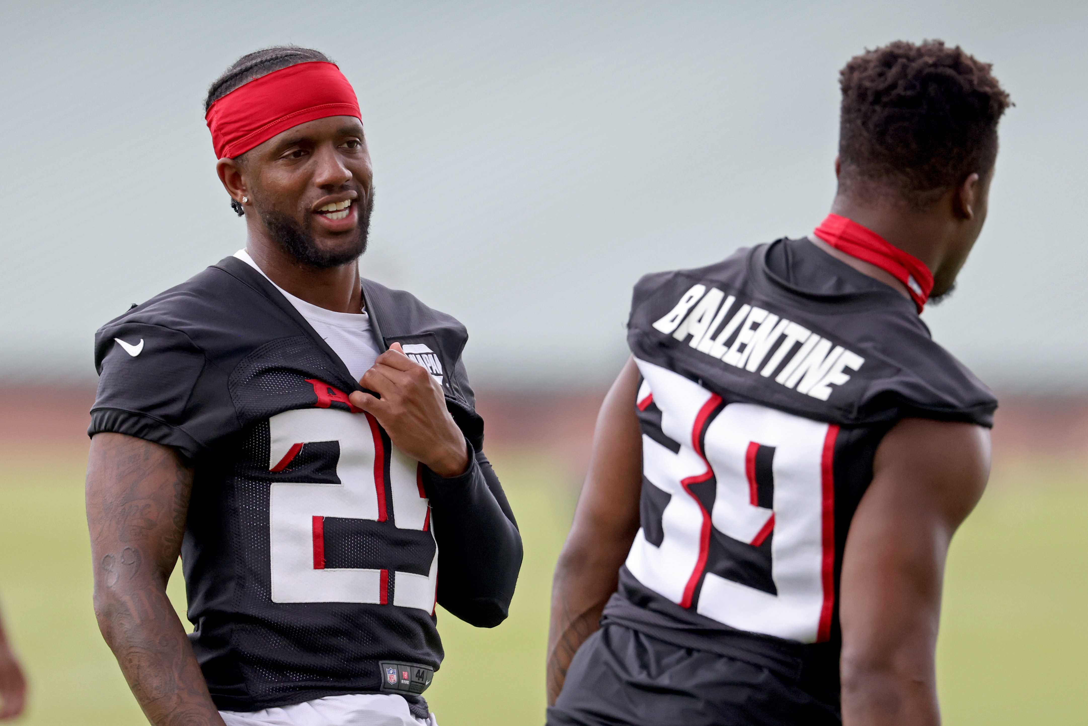 Atlanta Falcons cornerback Casey Hayward (29) warms up before an