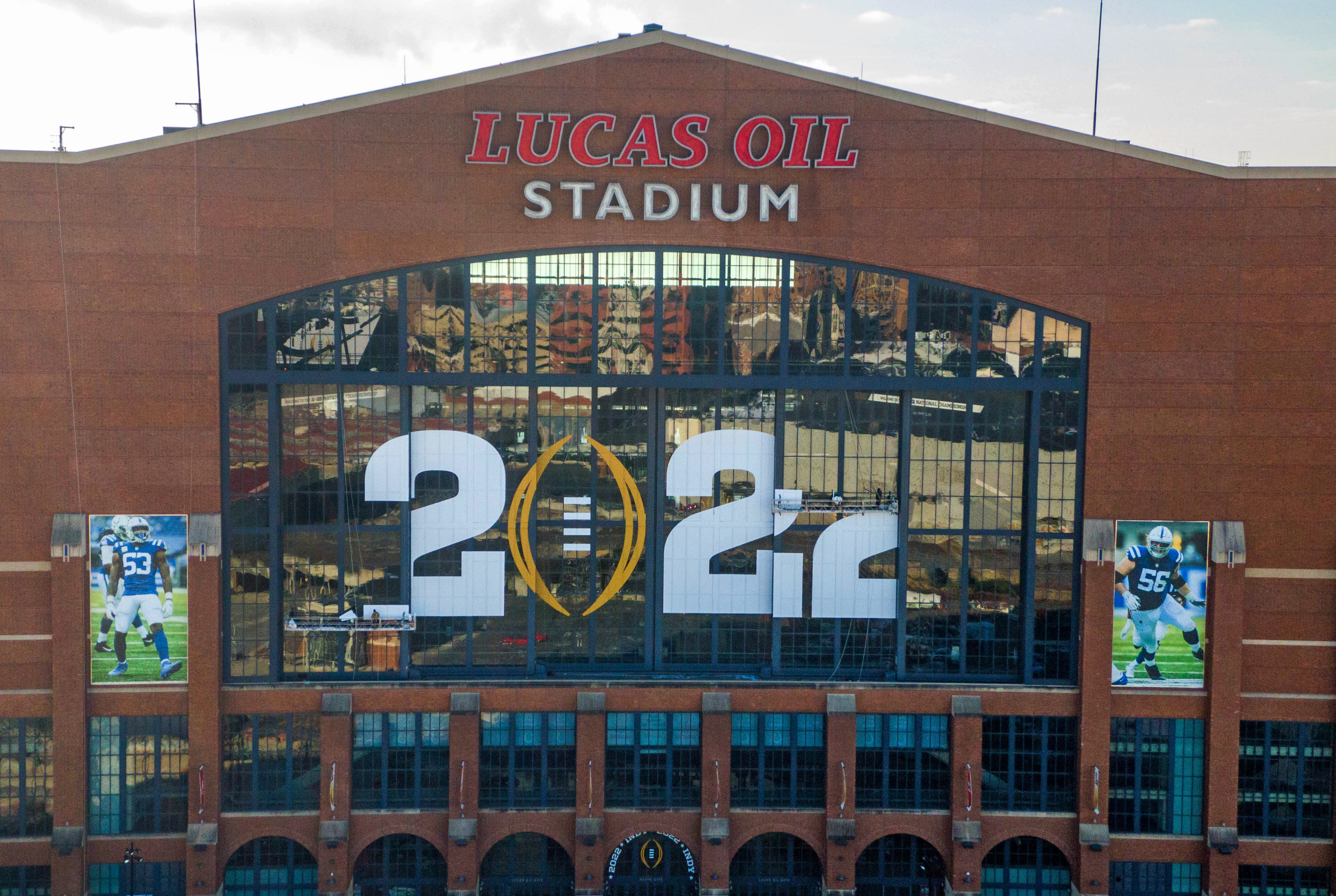 Couple gets engaged at Lucas Oil Stadium after Colts 5K race