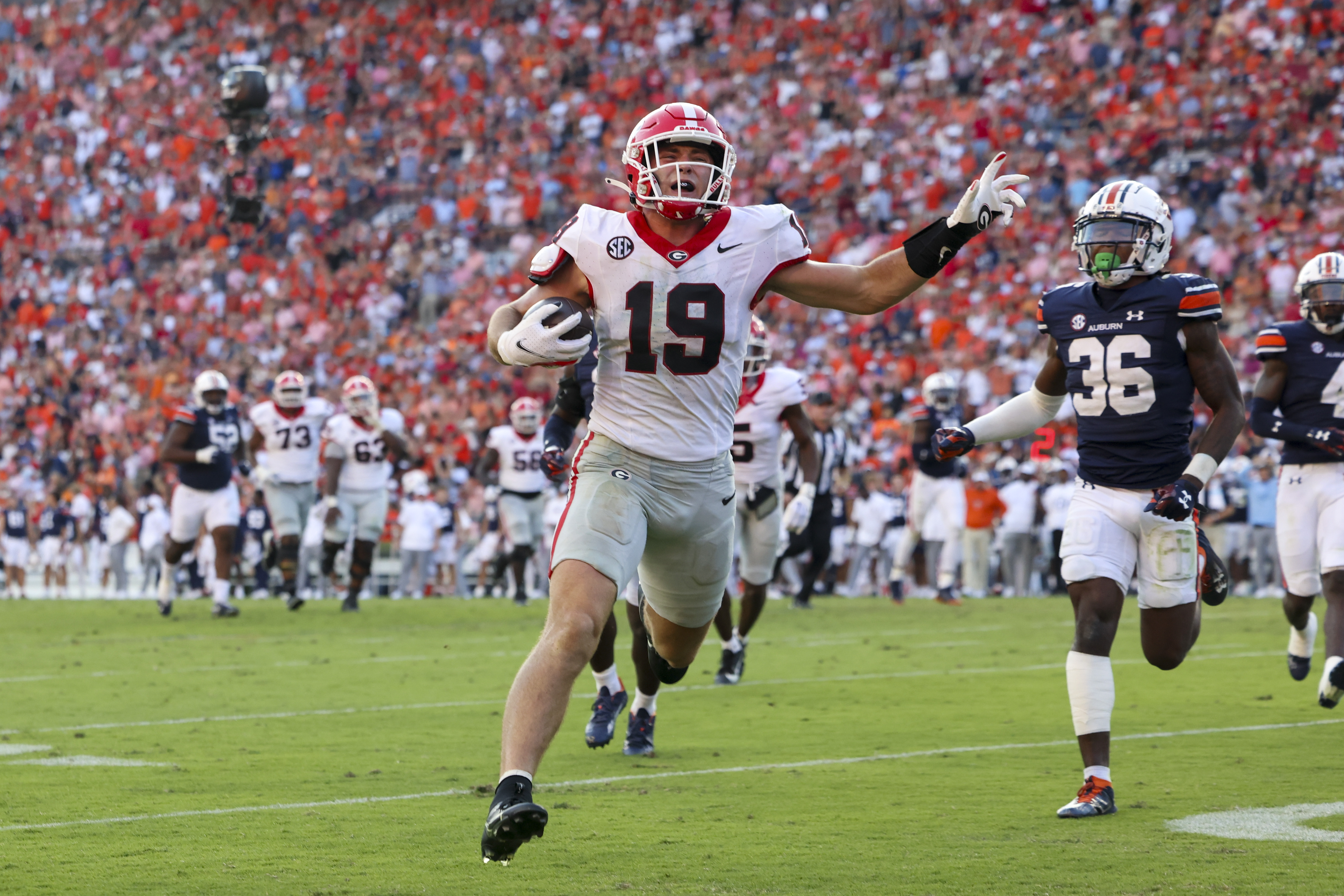 No. 1 Georgia beats South Carolina behind dominant defense, run