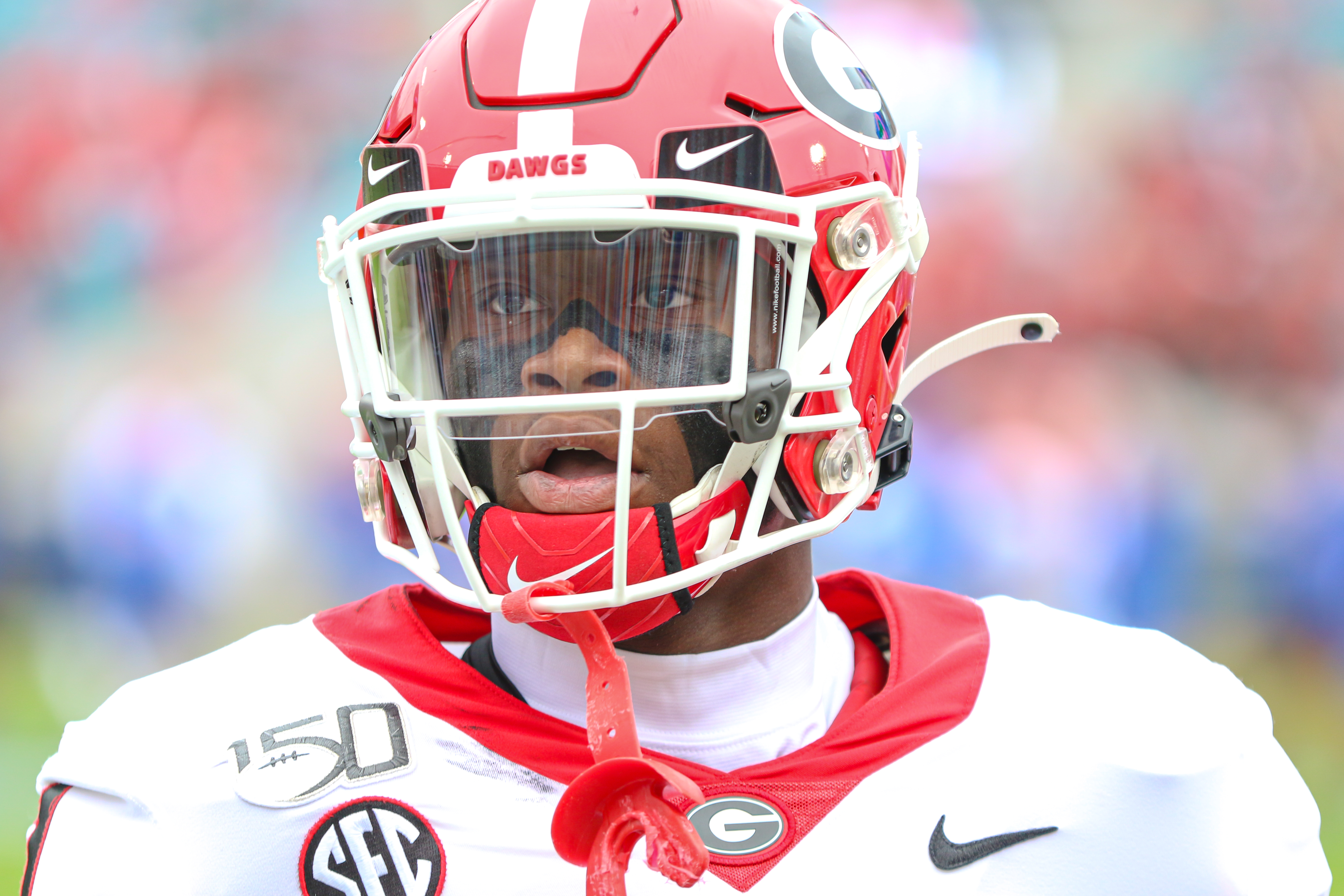 Helmet Stalker on X: Georgia WR George Pickens is using a Riddell  SpeedFlex with a BECK-808-EG (B.A. Masks) facemask, clear Nike visor and a  Riddell hardcup chinstrap paired with the Cam-Loc system;