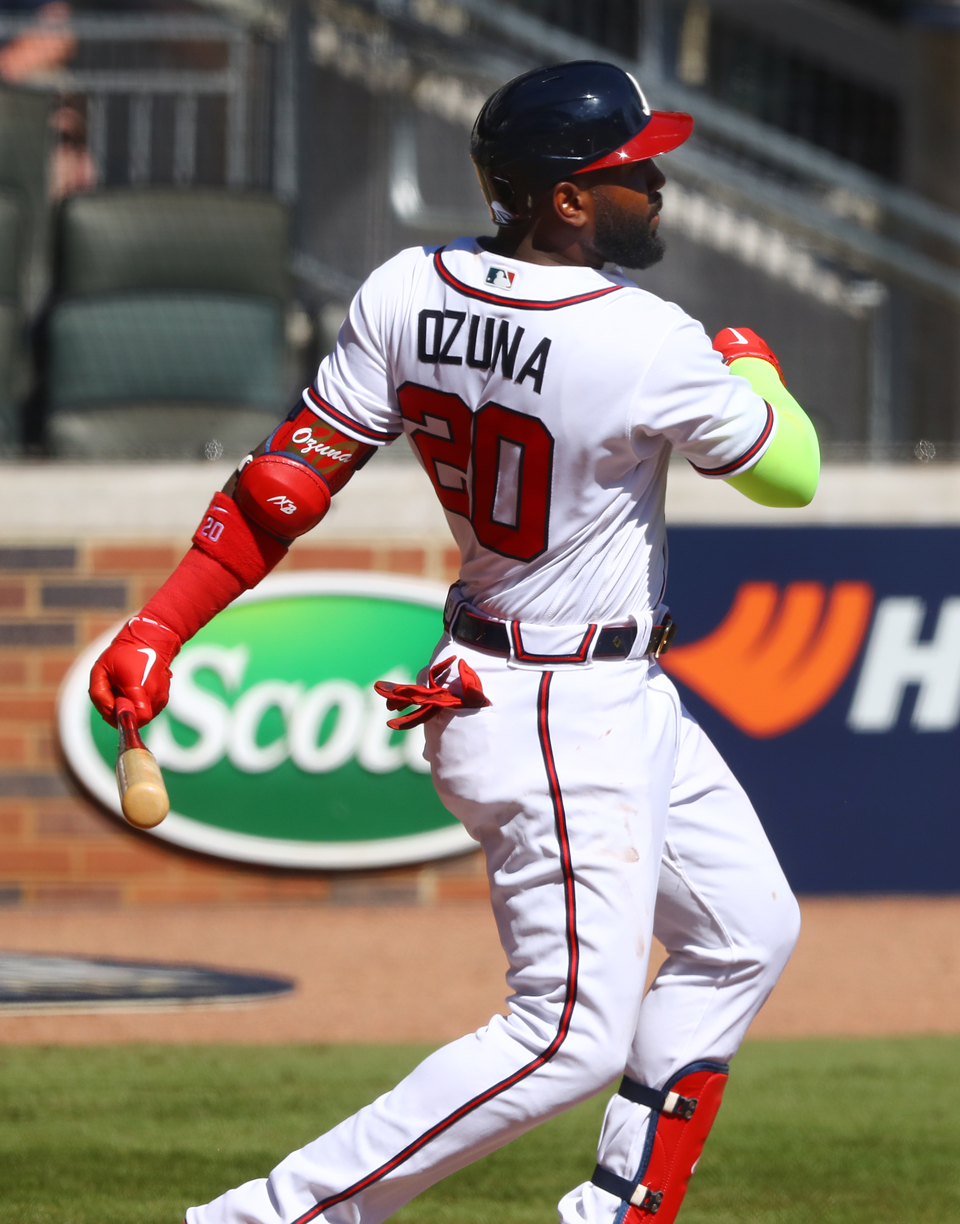 Selfie moment: Braves sweep Reds for first postseason series win since 2001  - The Athletic