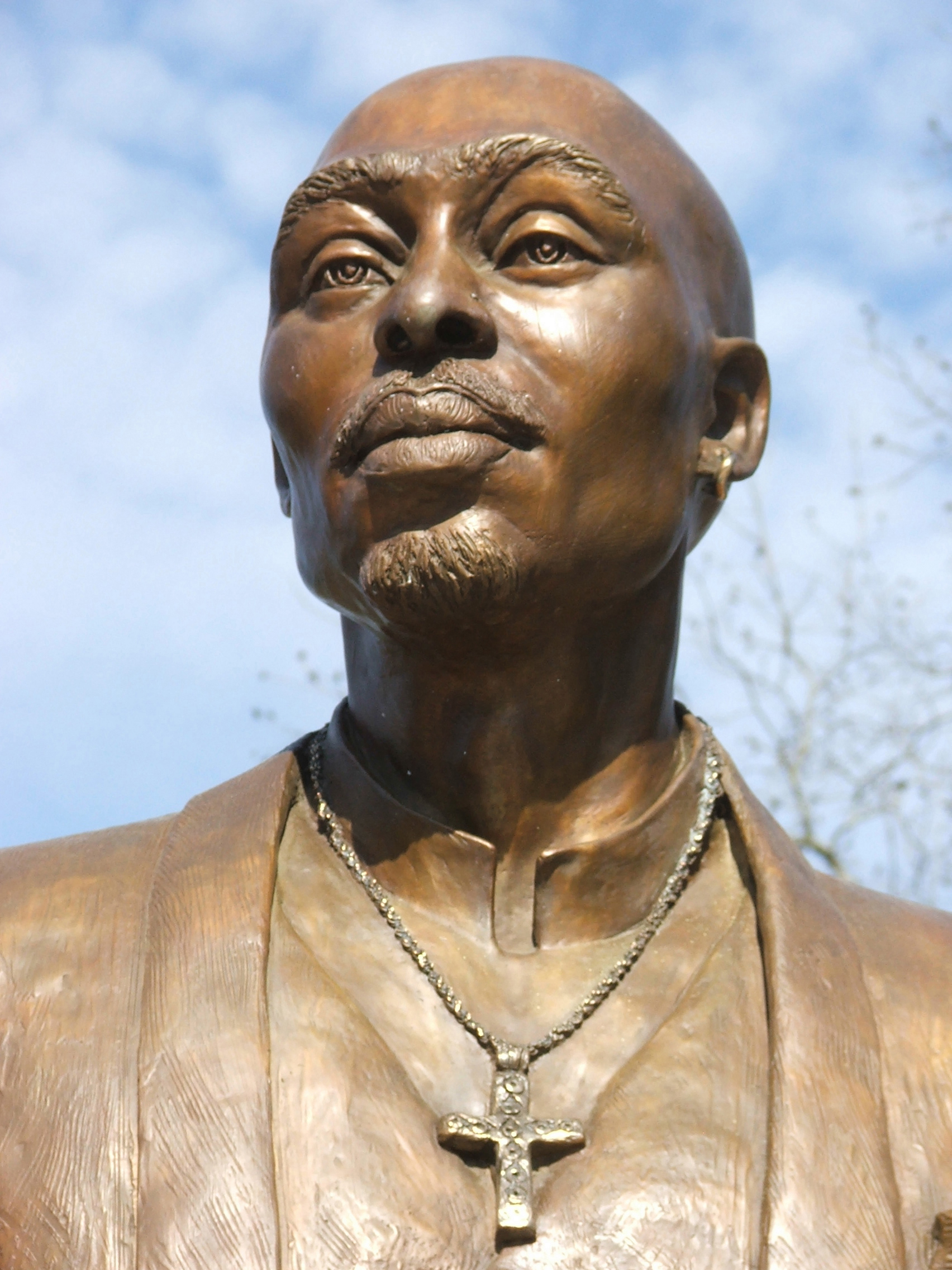 tupac amaru shakur statue