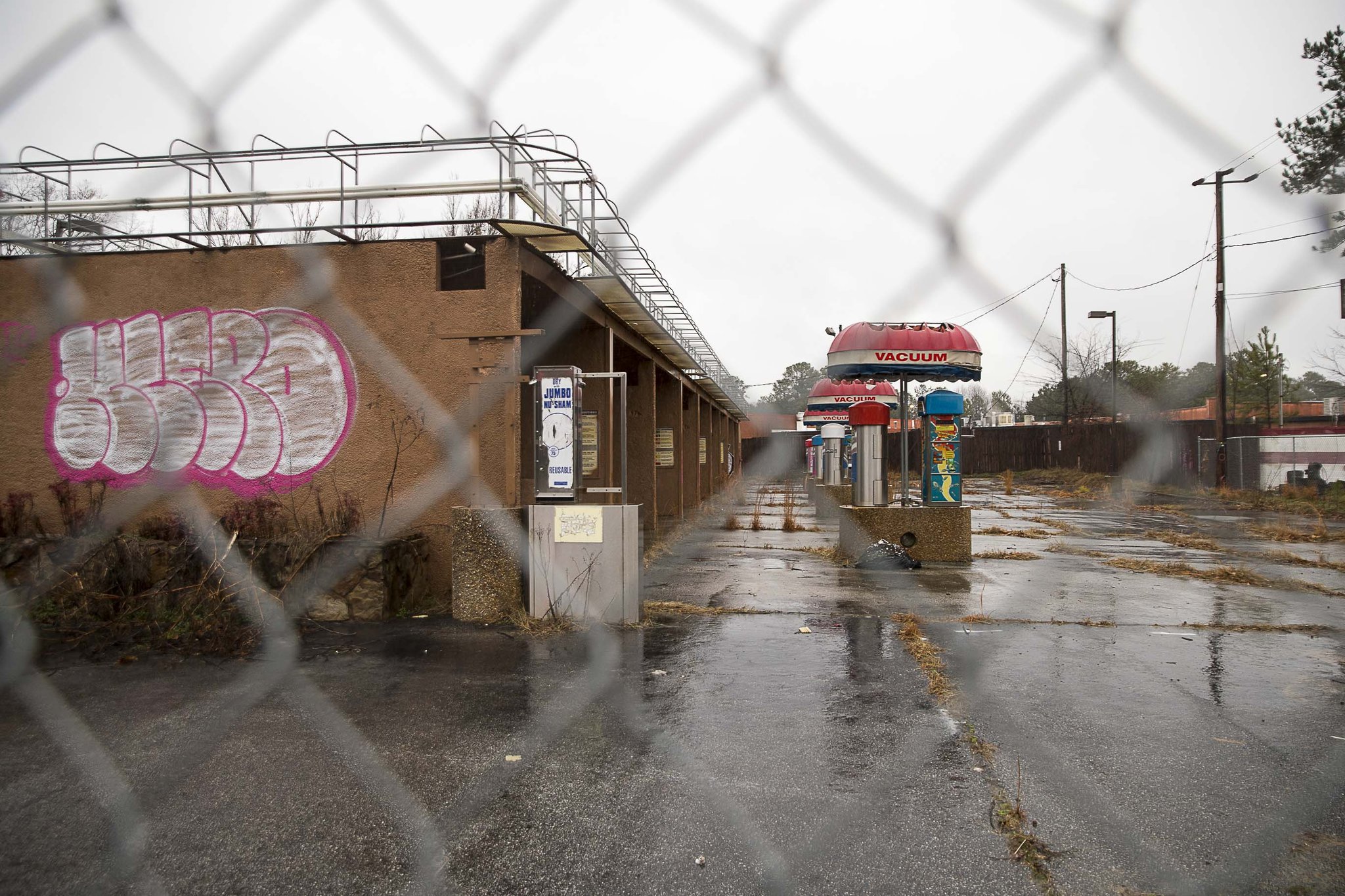 A permanently closed car wash is located in the North Druid Hills neighborhood. Developers are hoping to build a tall, mixed-use development in this space with the condition that the property be annexed into the city of Brookhaven. (ALYSSA POINTER/ALYSSA.POINTER@AJC.COM)
