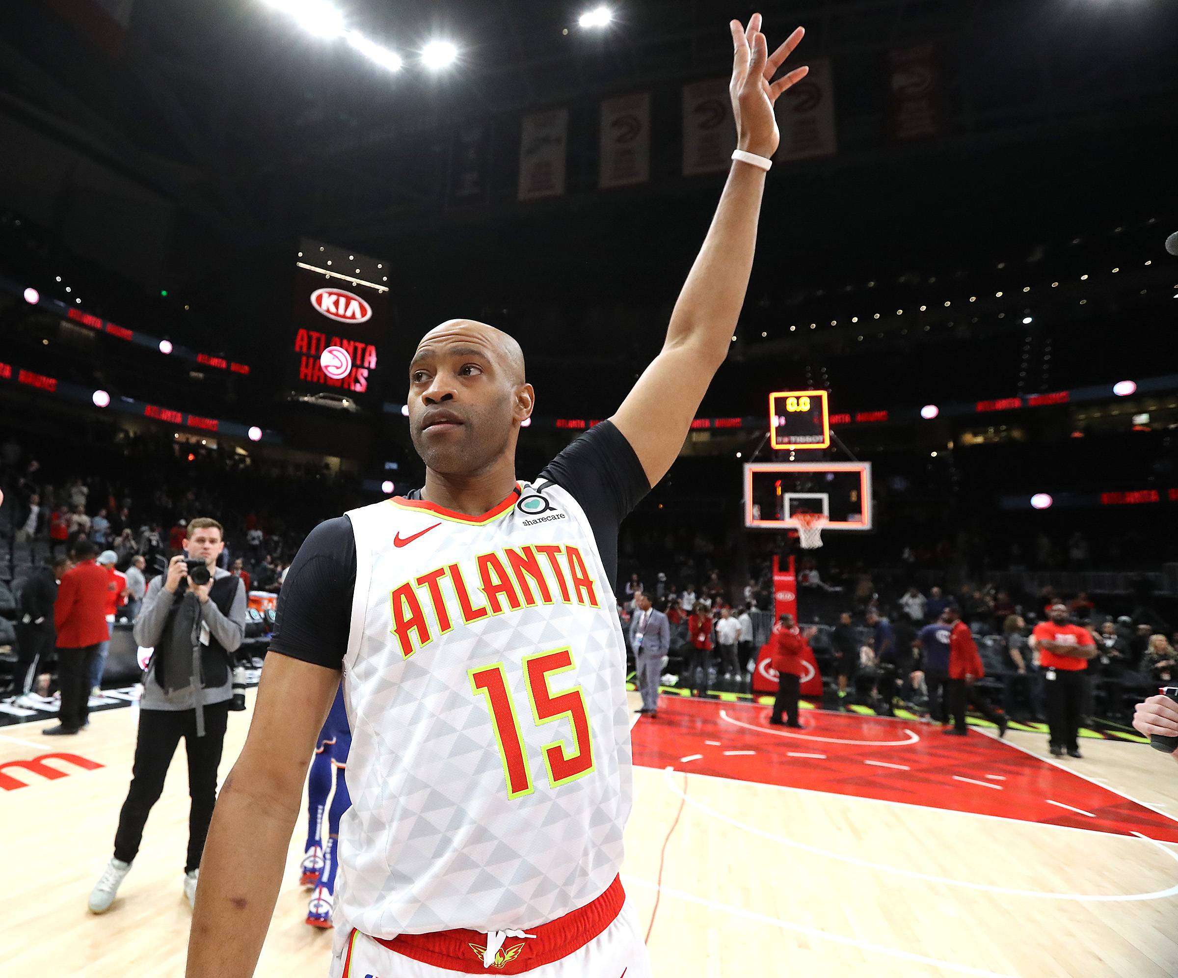 Vince Carter is still repping the Raptors at his media day with the Hawks -  Article - Bardown