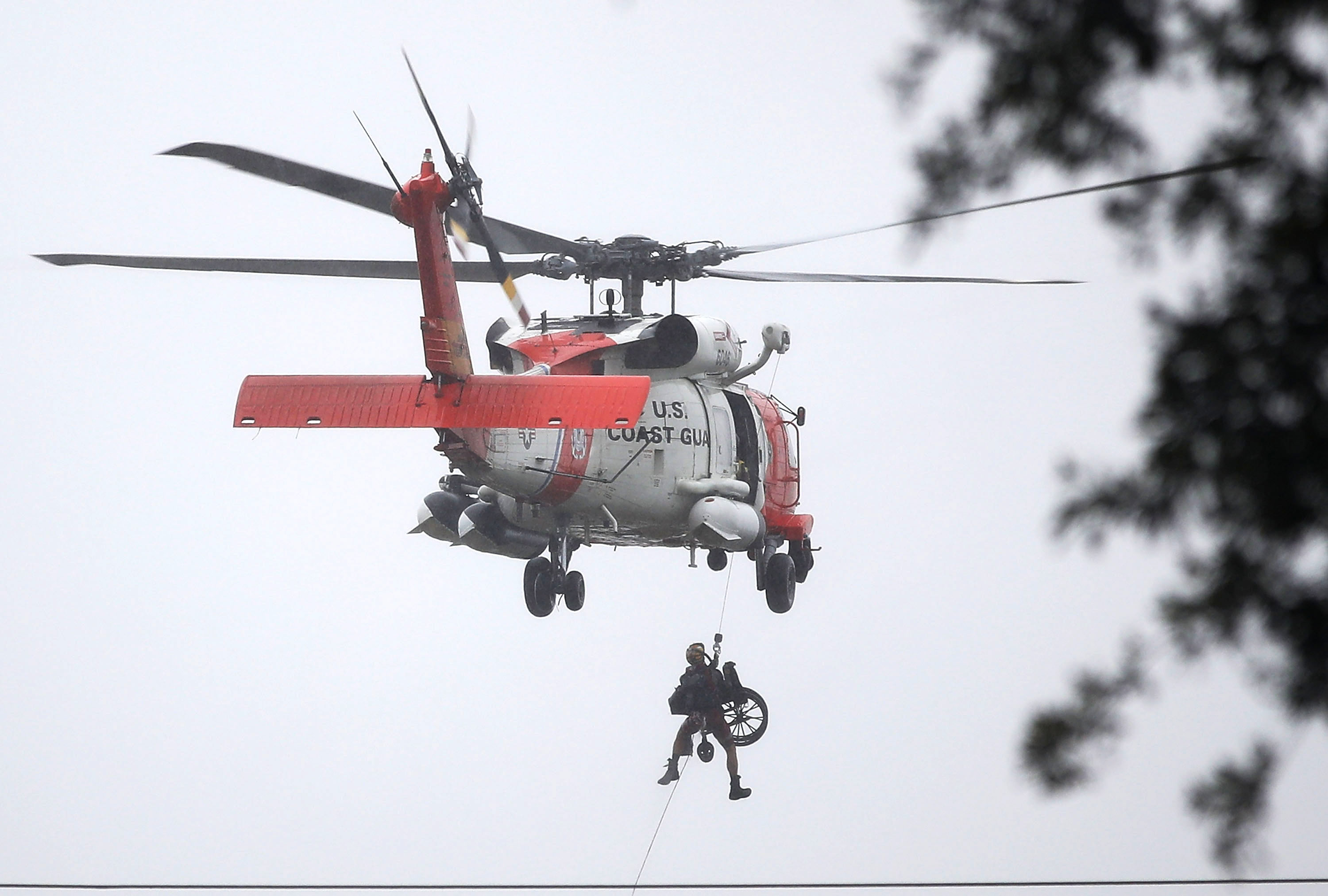 rescue-swimmer-awarded-distinguished-flying-cross-for-swimming-through-hell-to-rescue-59-others