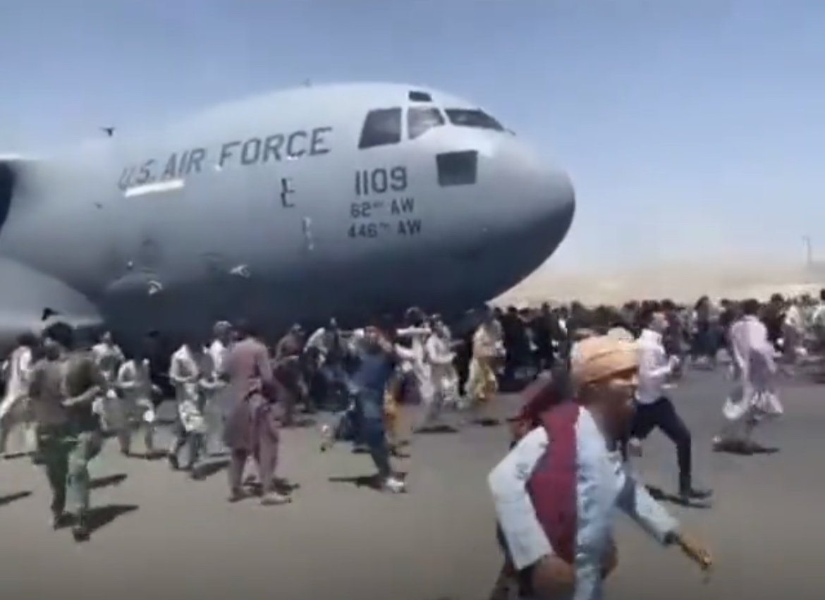 C-17 loadmaster led crew through onboard bomb threat in Kabul evacuation