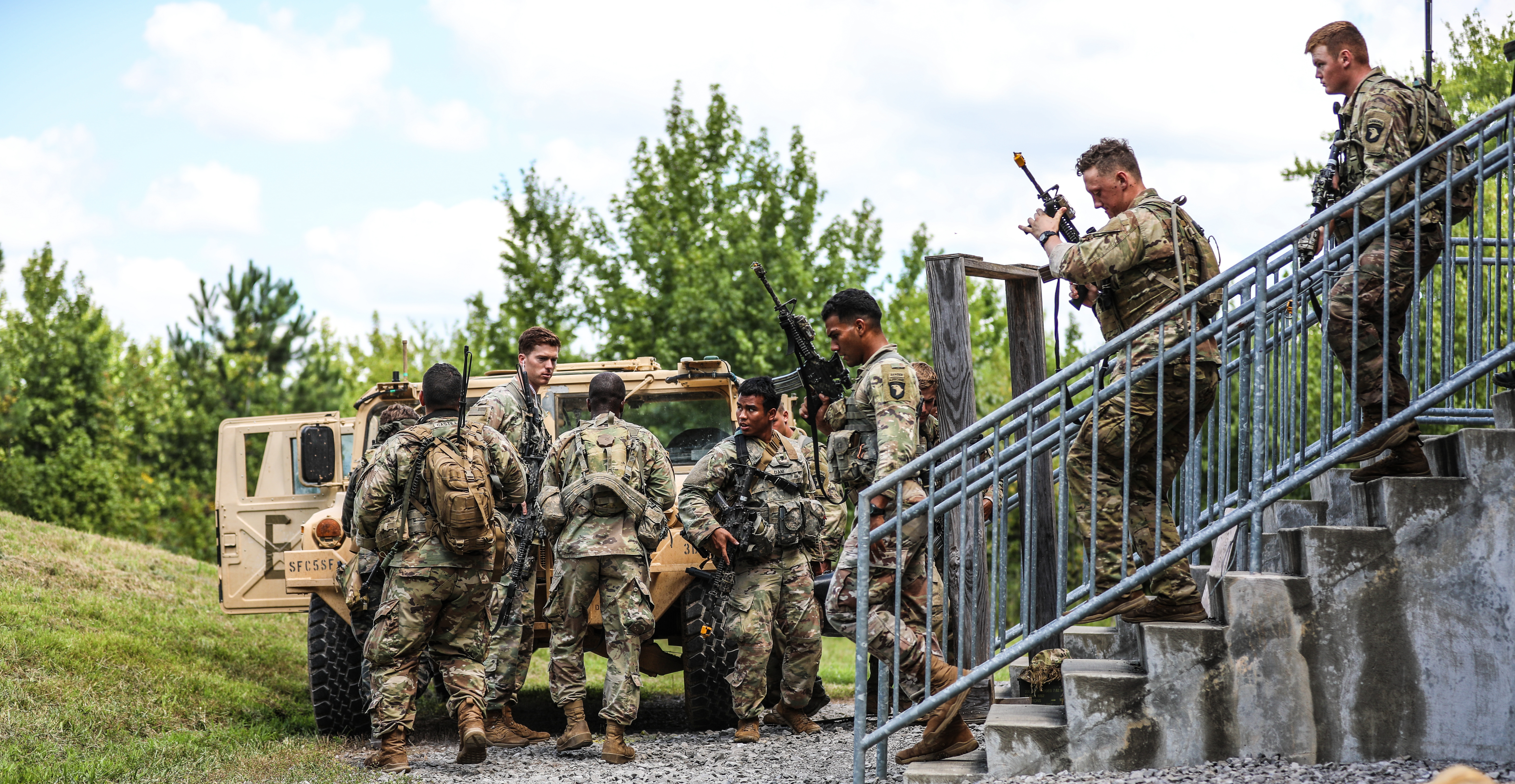 Soldiers of the 101st Airborne Division participate in Tenn. Titan's Salute  to the Troops, Article