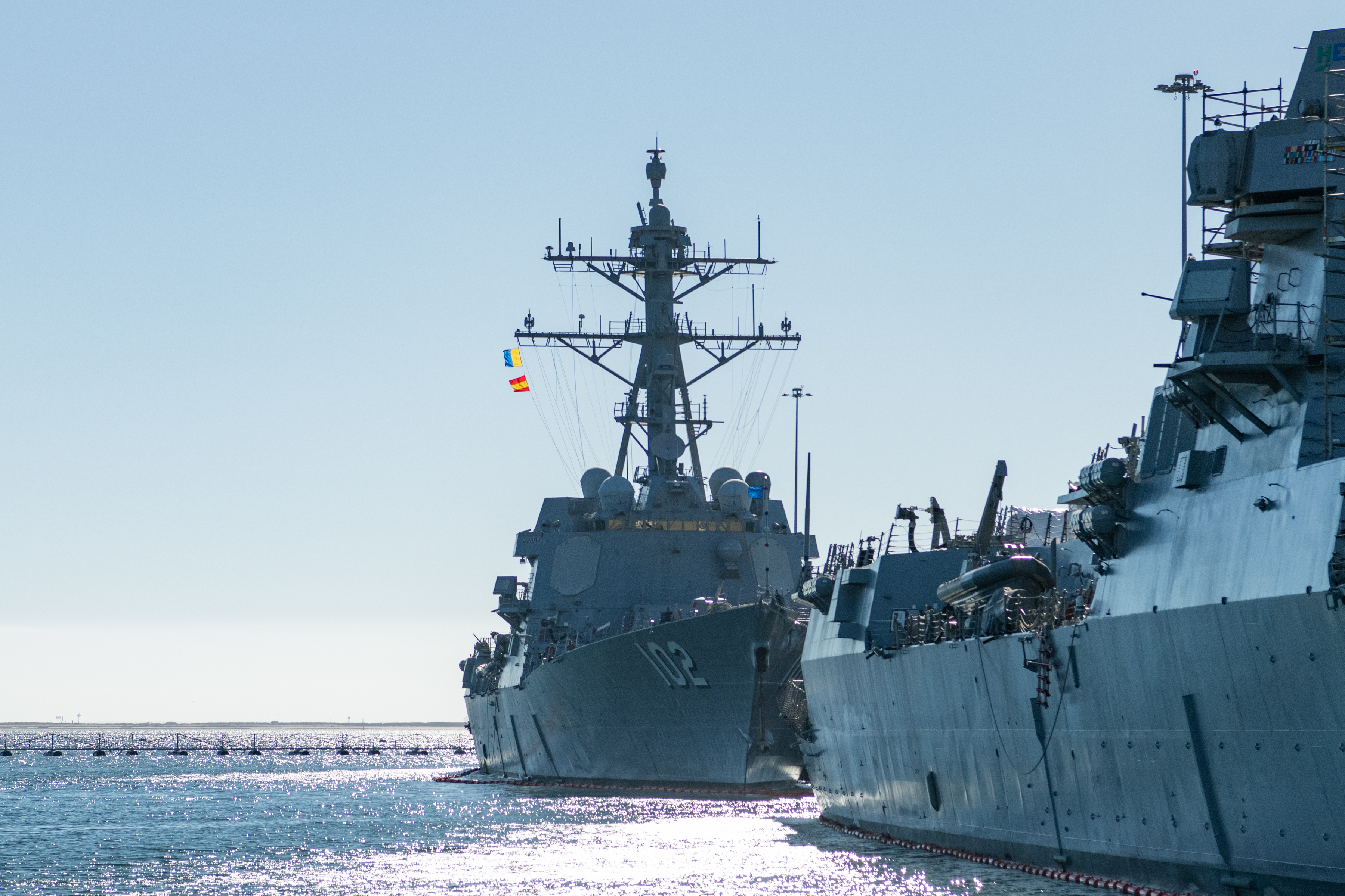 USS Sampson spills about 2,000 gallons of diesel into Seattle harbor during refueling