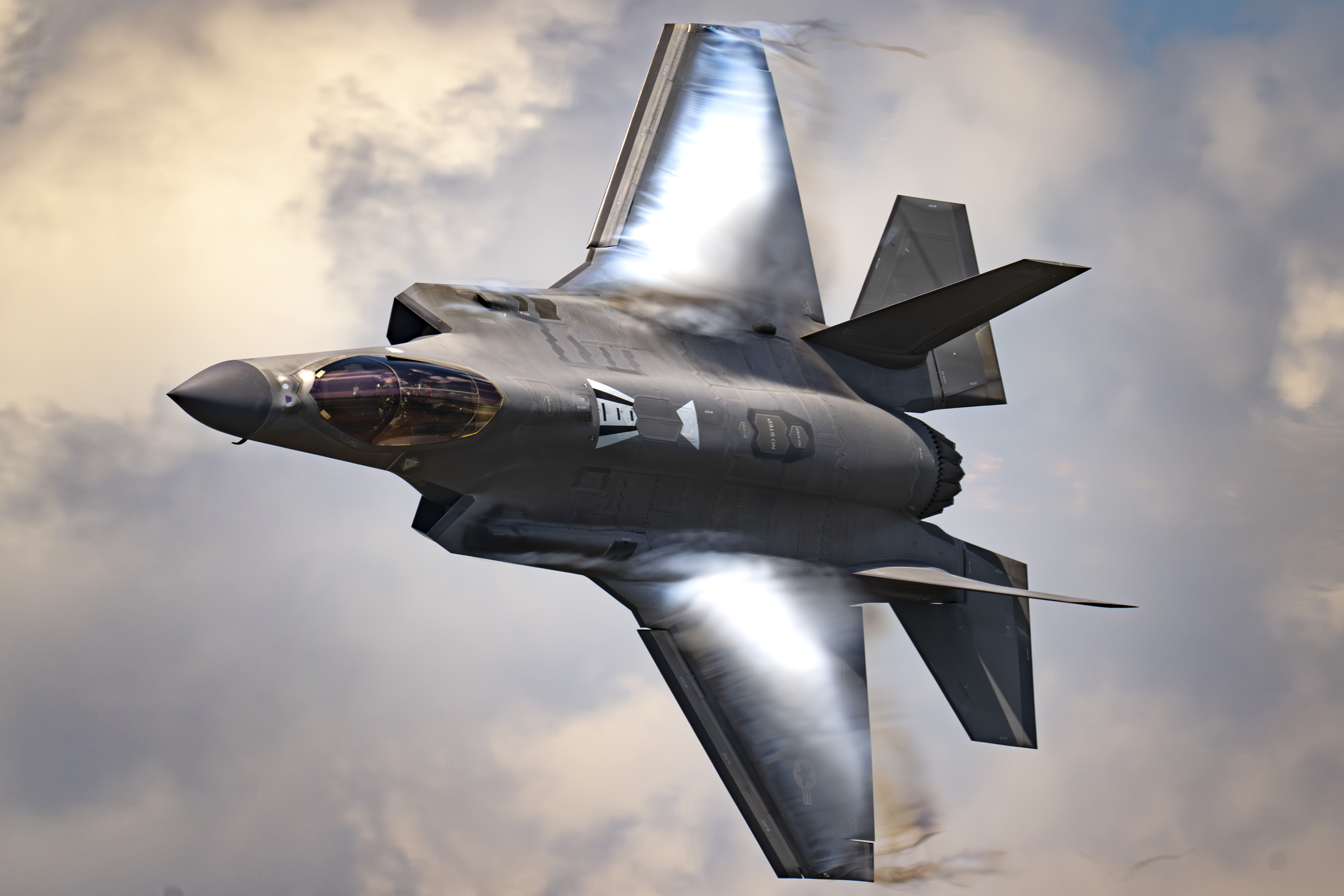 미 해군 조종사, 공군 F-35A 라이트닝 II 조종하는 모습 포착.
