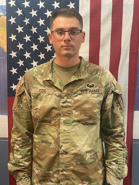 ミリタリー Walking U.S Army Sergeant US Army (USA) Sergeant (SGT) Anthony J. Lacy, a cannon