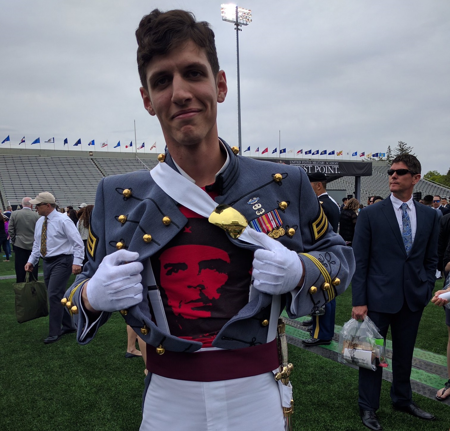 USA underviser Daddy West Point responds to tweets of cadet with Che Guevara tee under uniform