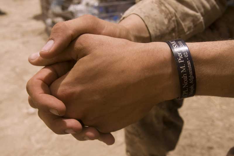 Cosa significano braccialetti neri nell'esercito?