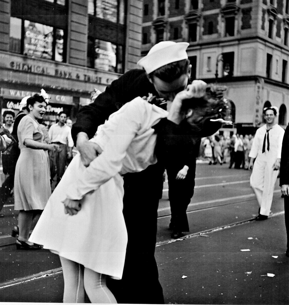 The kiss heard 'round the world WWII sailor gives lip service over