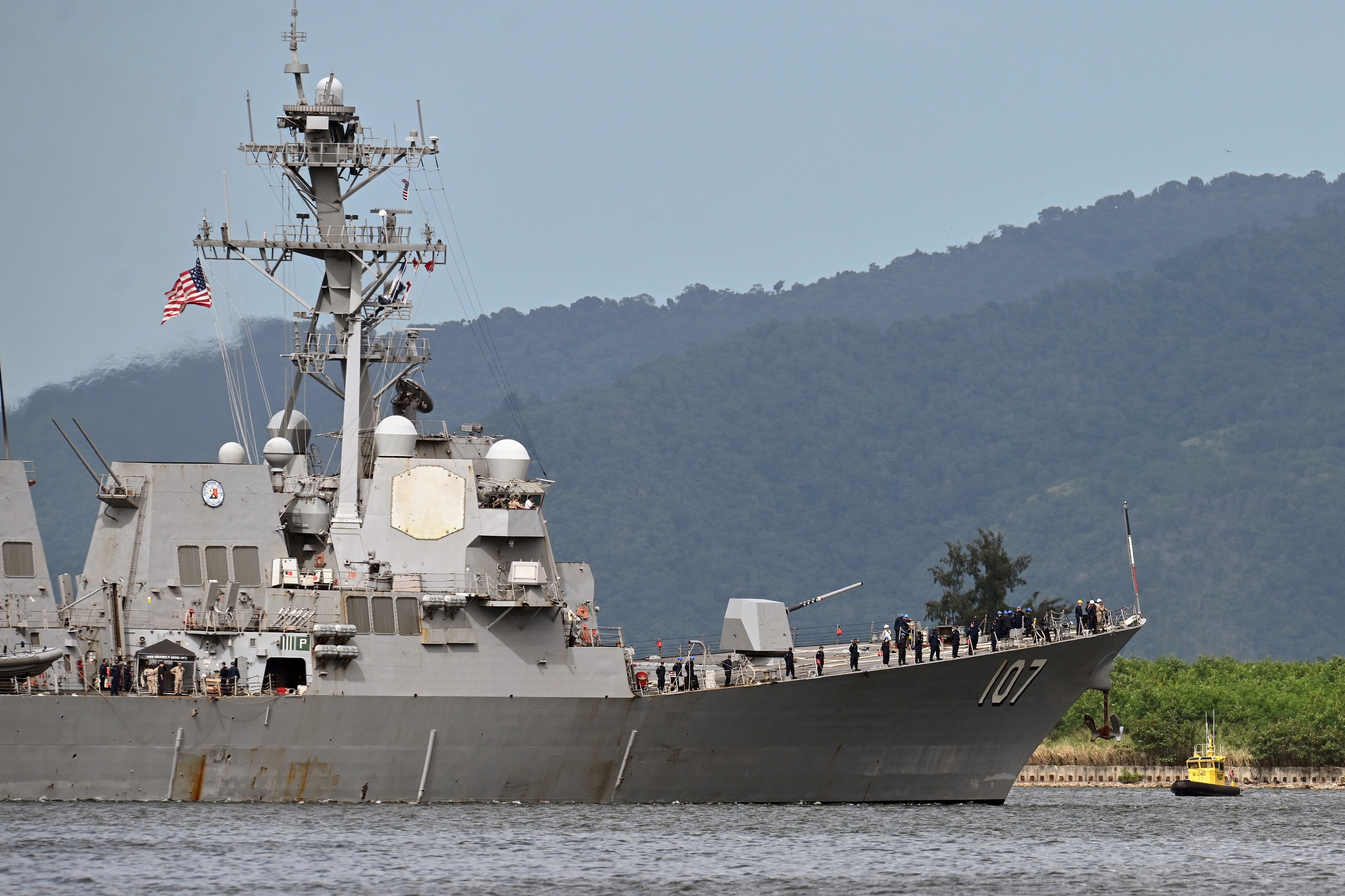US warship docks in Trinidad and Tobago, putting pressure on Venezuela