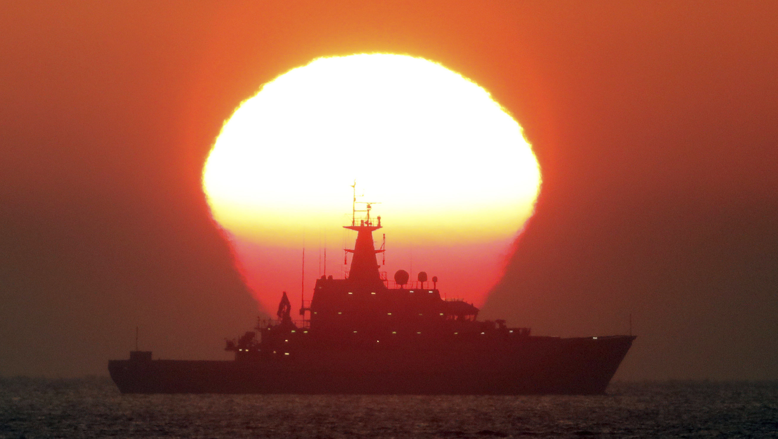 Britanska mornarica prestregla ruska plovila v Rokavskem prelivu zaradi povečane aktivnosti Moskve