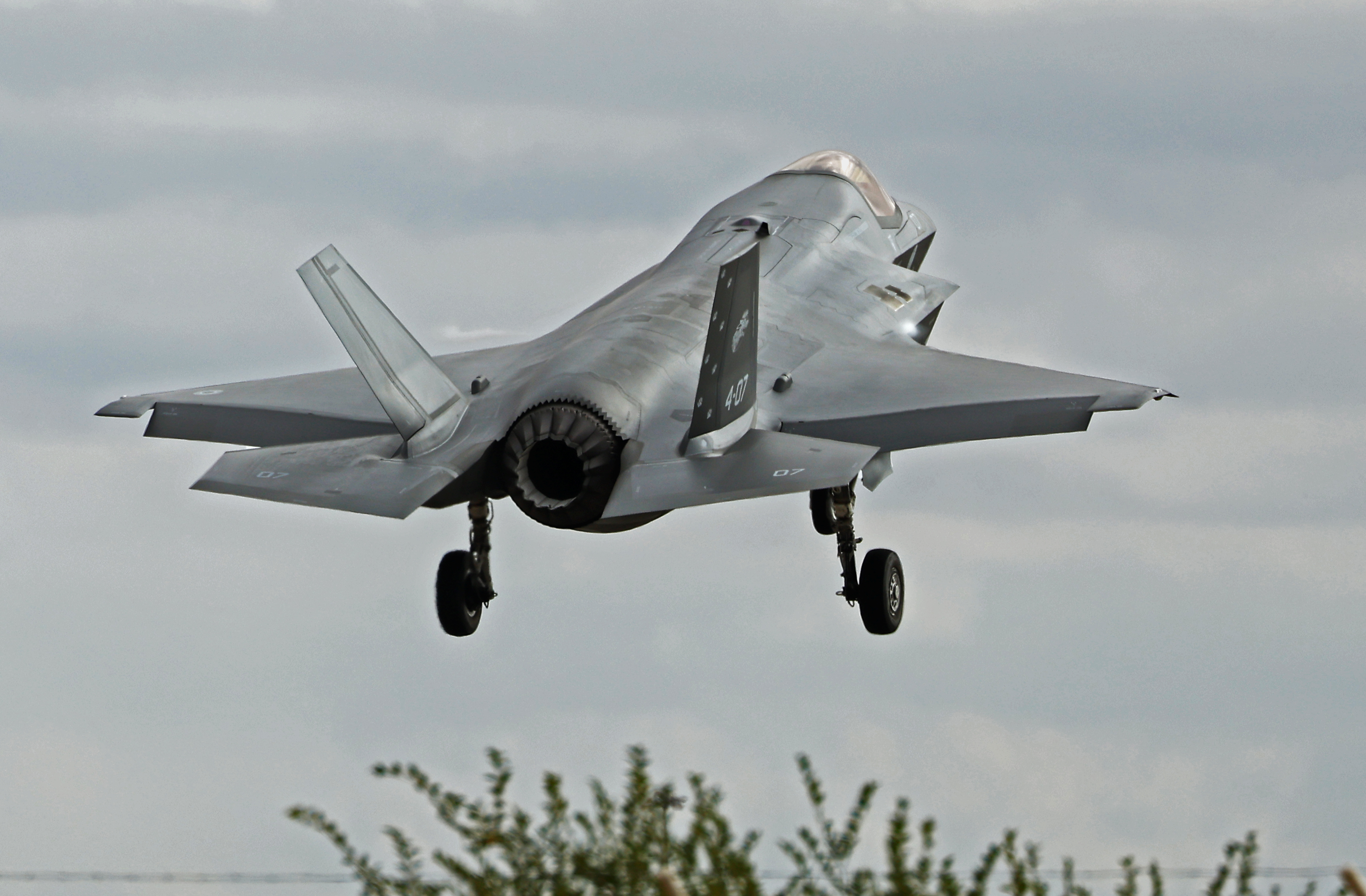 Italian Navy plots race of two local machines: an F-35B against a Ferrari