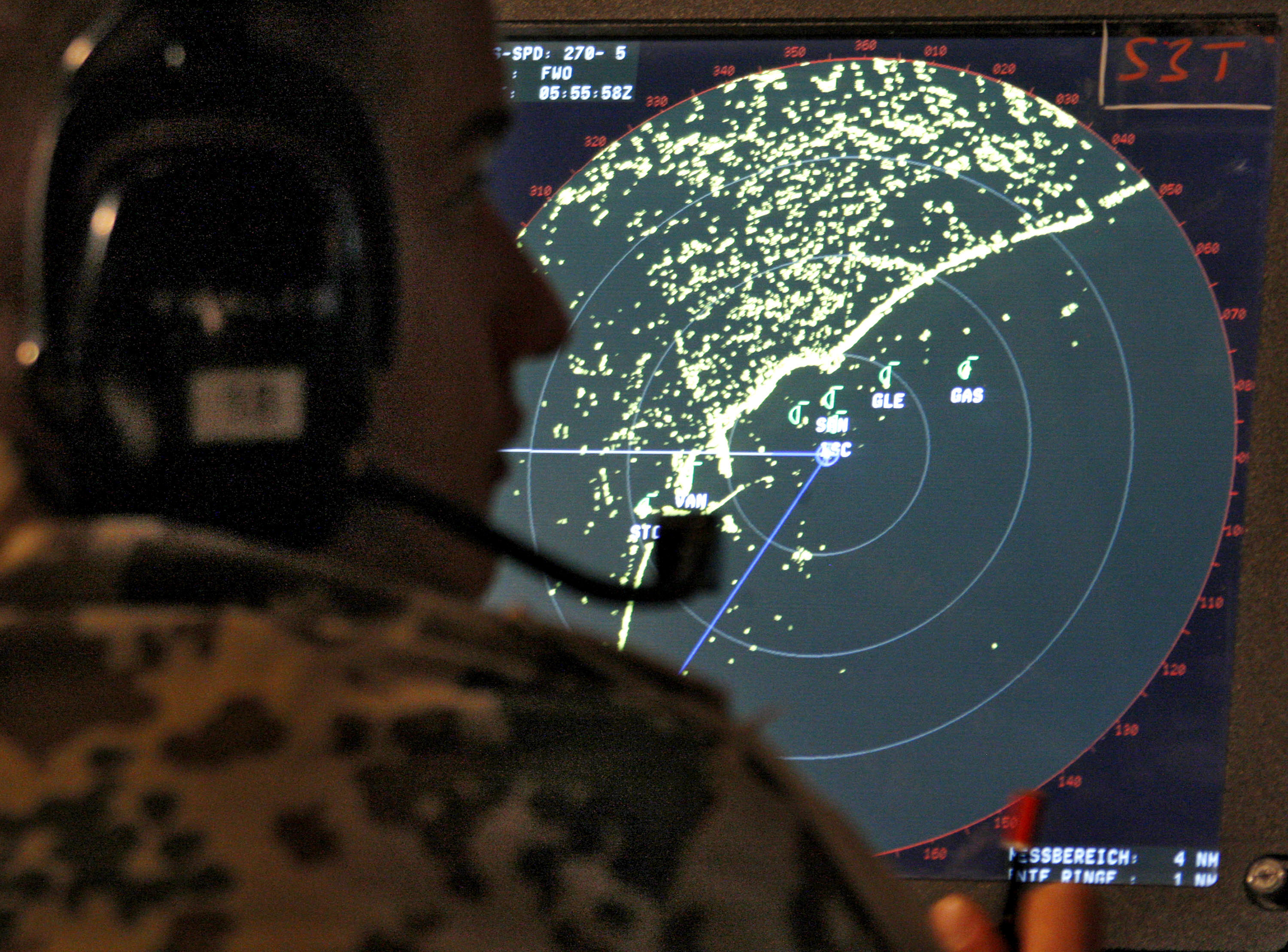 Радиолокационные помехи. Военный радар. Космический радар. Экран военного радара. Экран радара самолета.