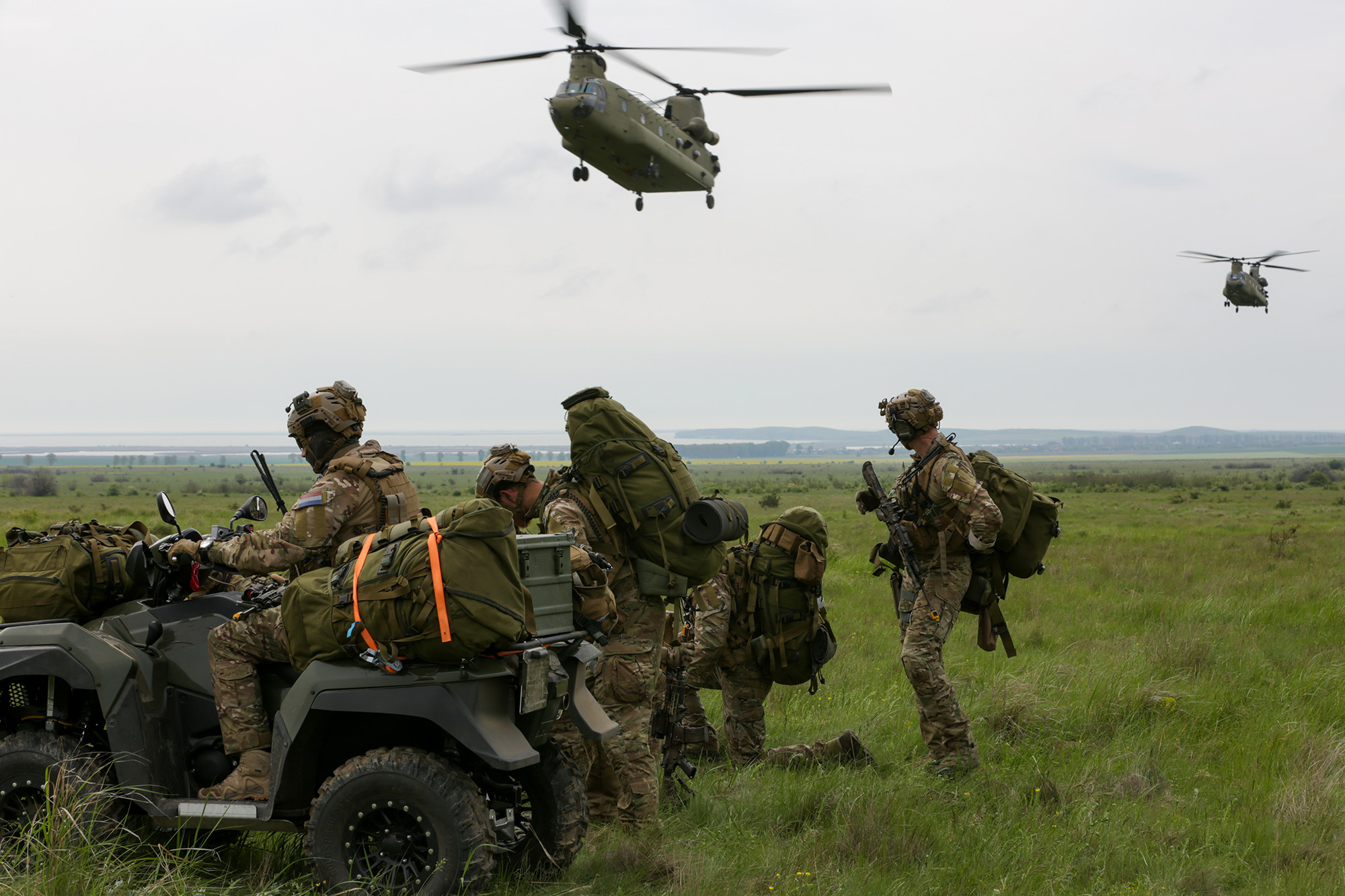 Несколько военных. Военные учения в Испании.