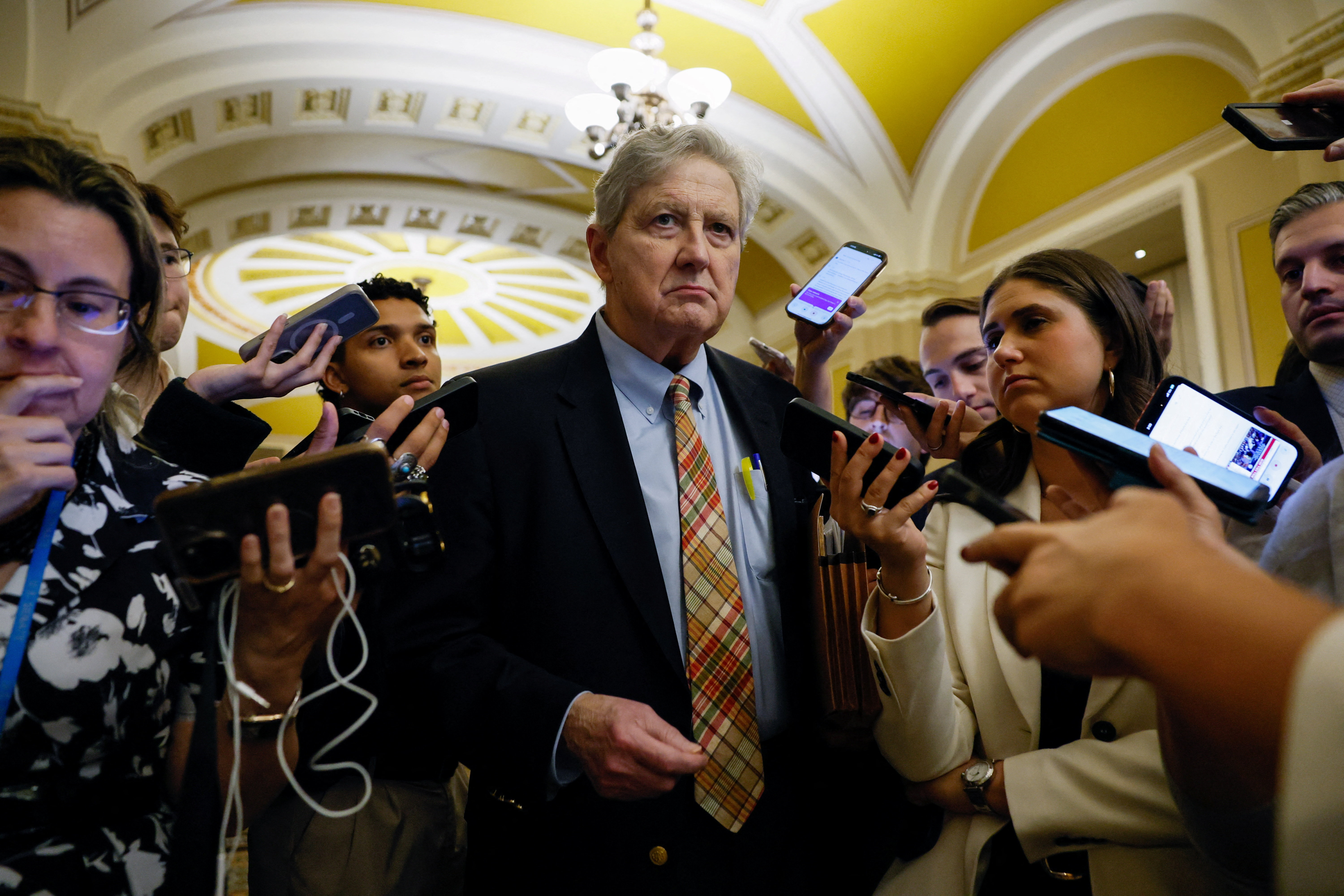 Senator warns of government shutdown over dispute on fiscal 