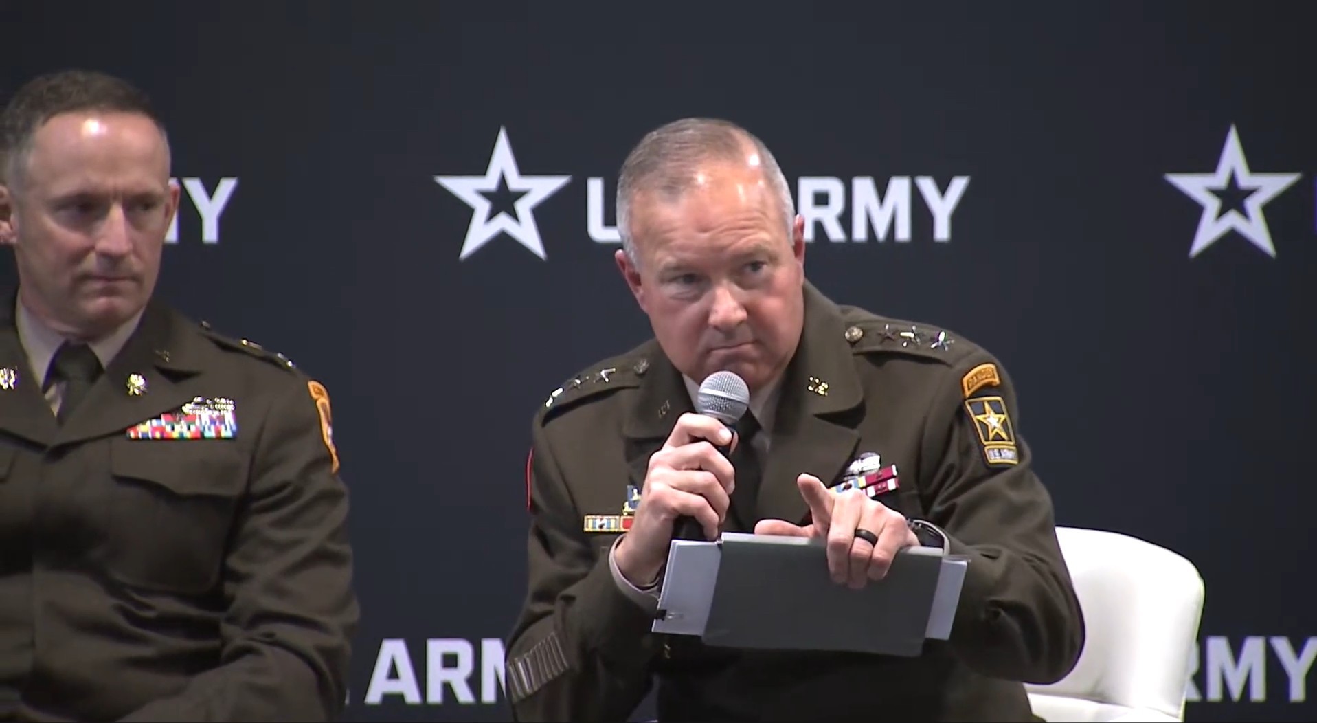 Obveščevalni vodja vojske ZDA opozarja na tuje agente, ki izkoriščajo nezadovoljne vojake