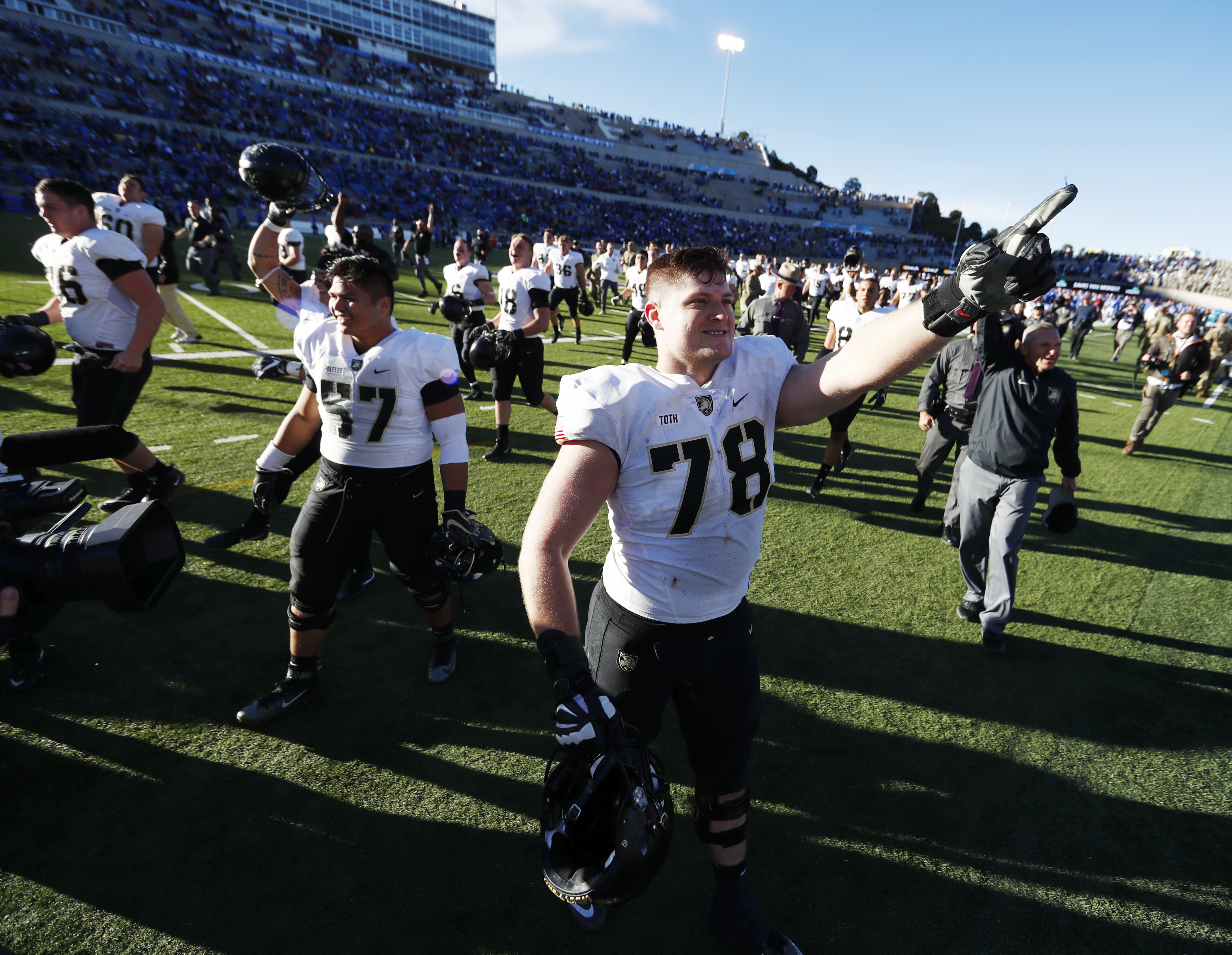 Former Army lineman gets waiver to play in the NFL