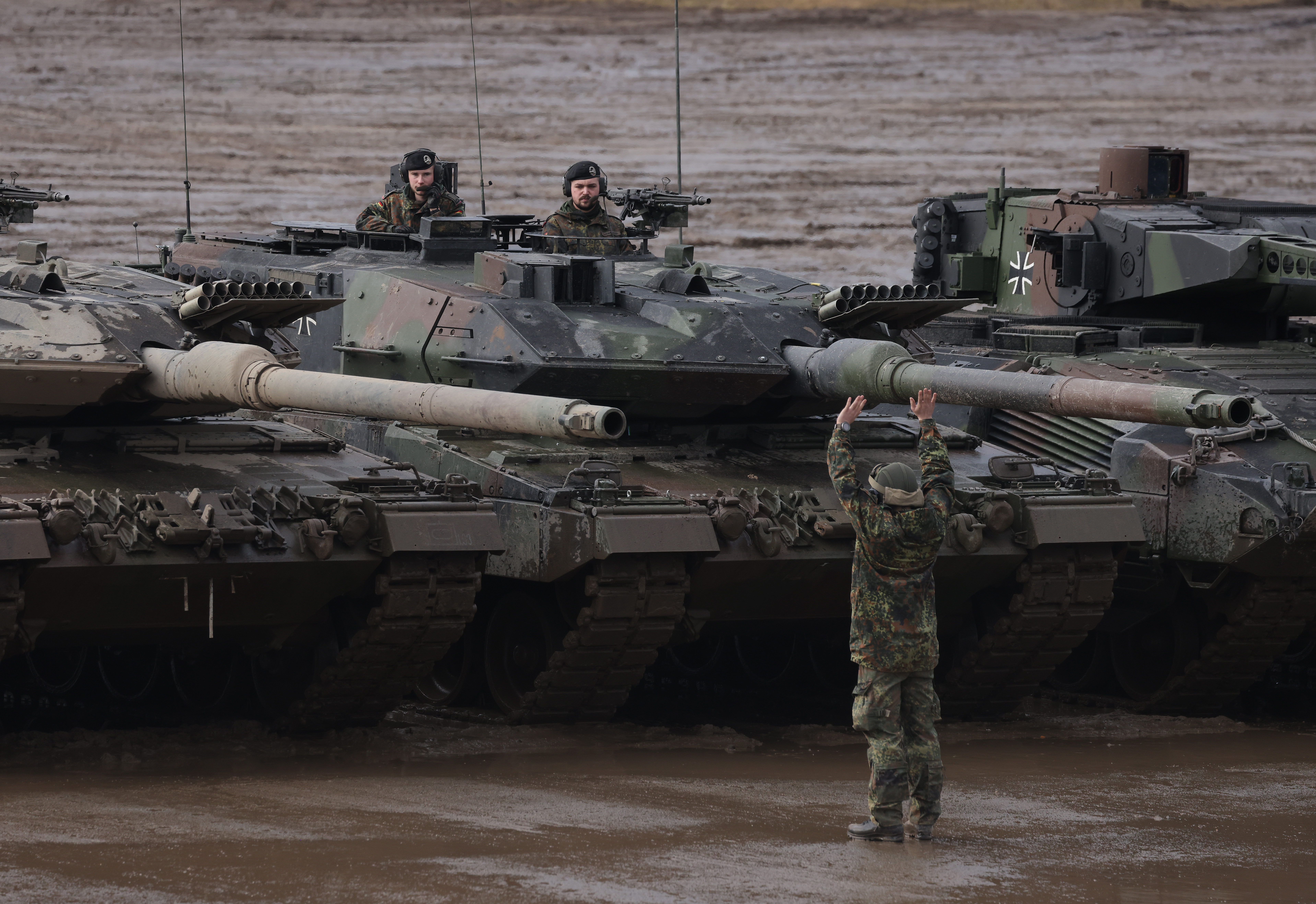 The US is convincing Germany to hand over Leopard 2 tanks to Ukraine -  Militarnyi