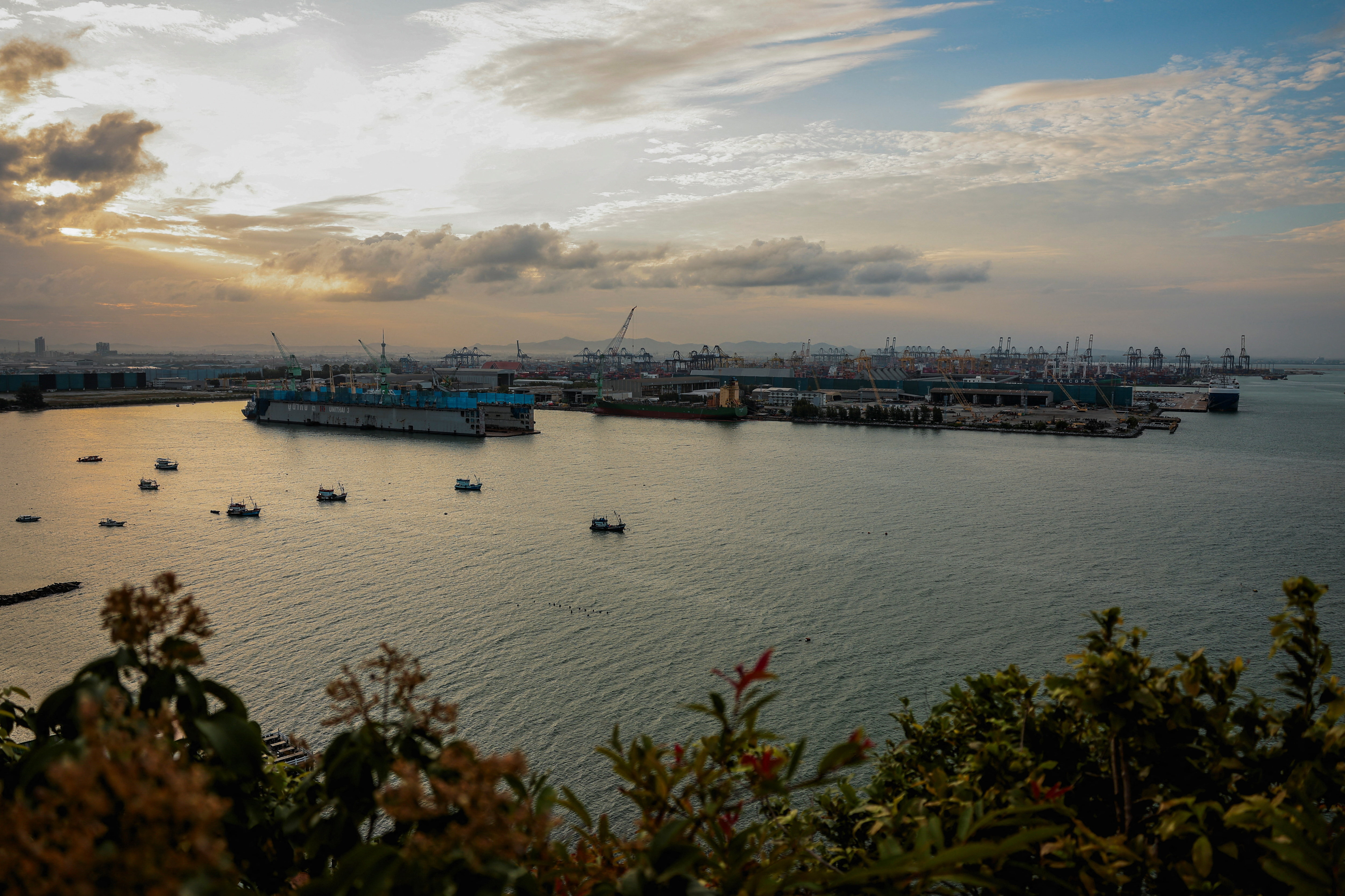 After over 200 days at sea, USS Abraham Lincoln arrives in Thailand