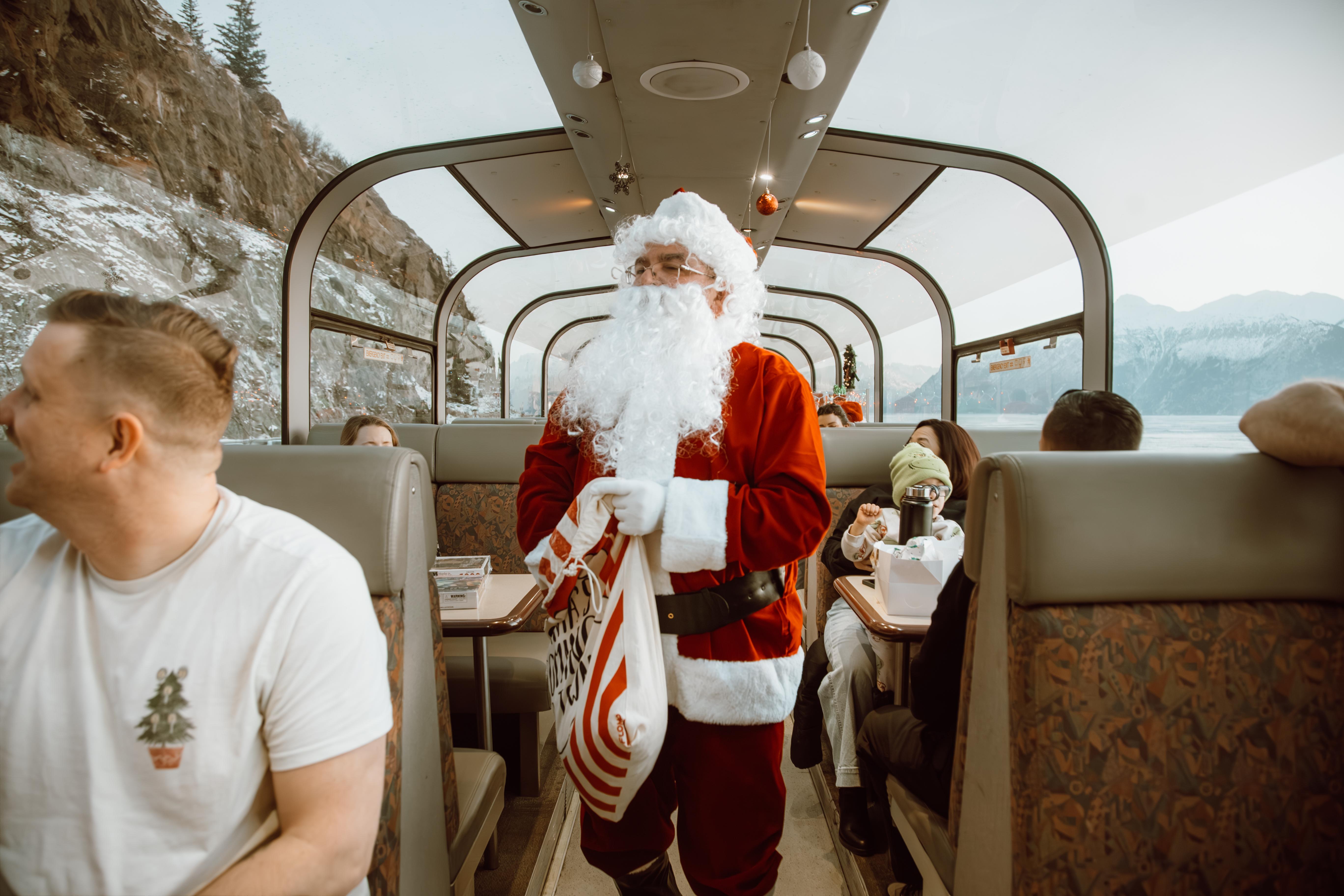 Božiček razveselil vojaške družine na Aljaski s potovanji z vlakom in zabavami