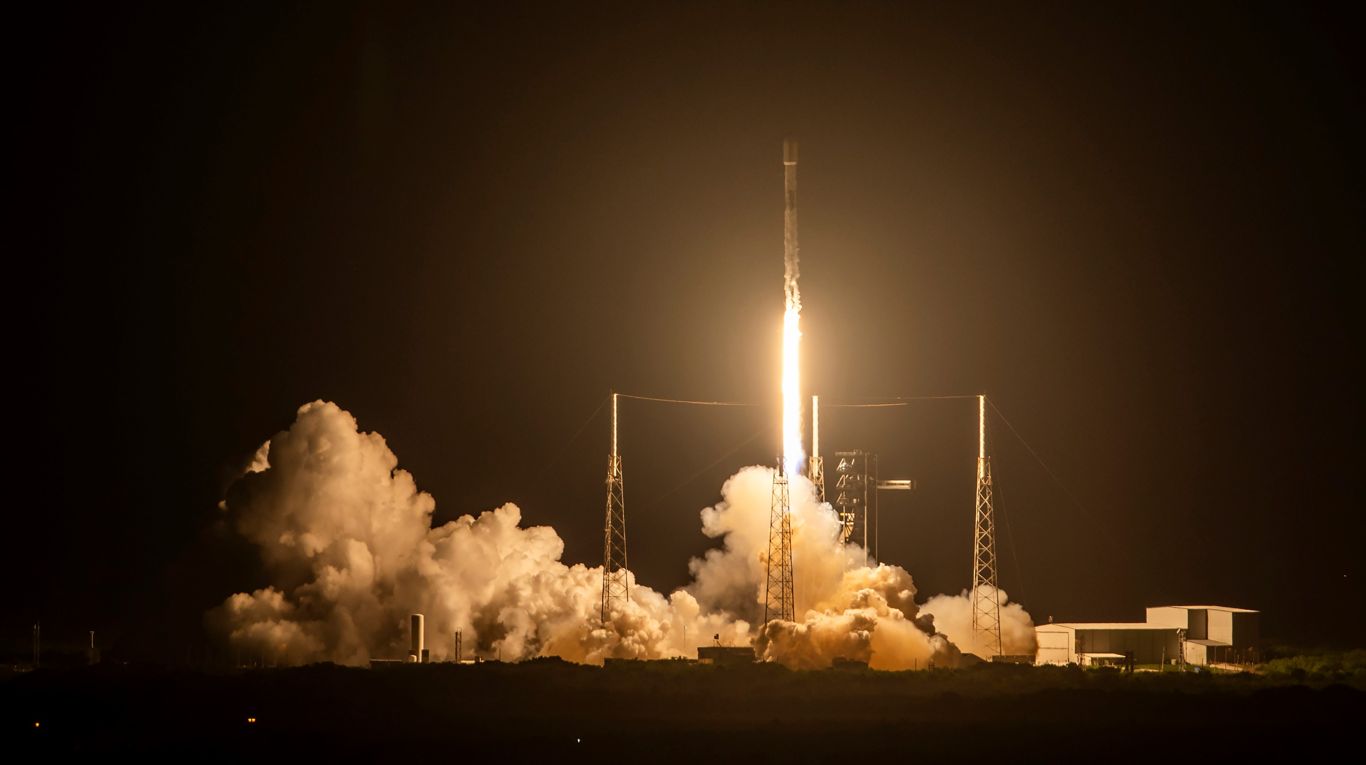 Lanzamiento En Directo Del Cohete Falcon 9 De La Misión Rcm Radarsat
