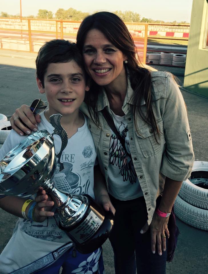 Vend&iacute;a ropa en redes: qui&eacute;n es Andrea Trofimczuk, la mam&aacute; de Franco  Colapinto que lo acompa&ntilde;a en la F&oacute;rmula 1 | TN