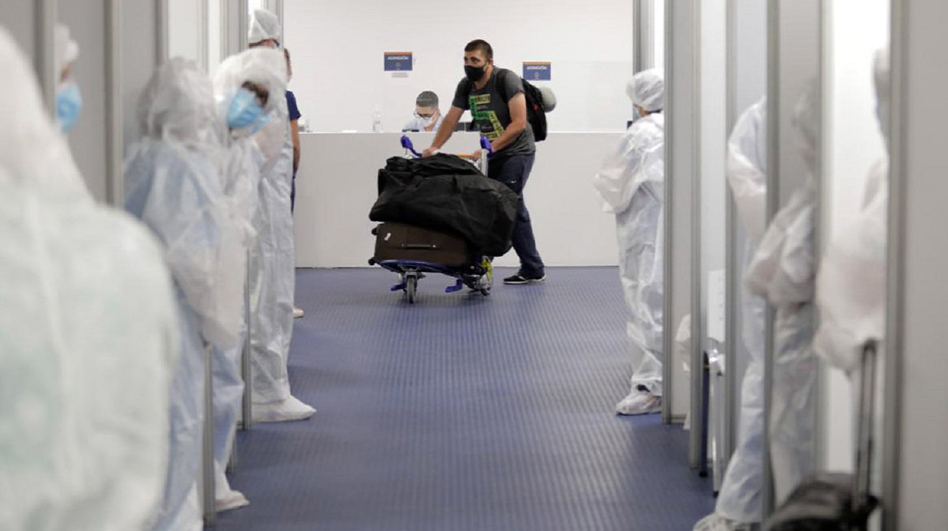 Personal sanitario realiza hisopados a pasajeros procedentes de Chile, México y Brasil. (Foto: NA)