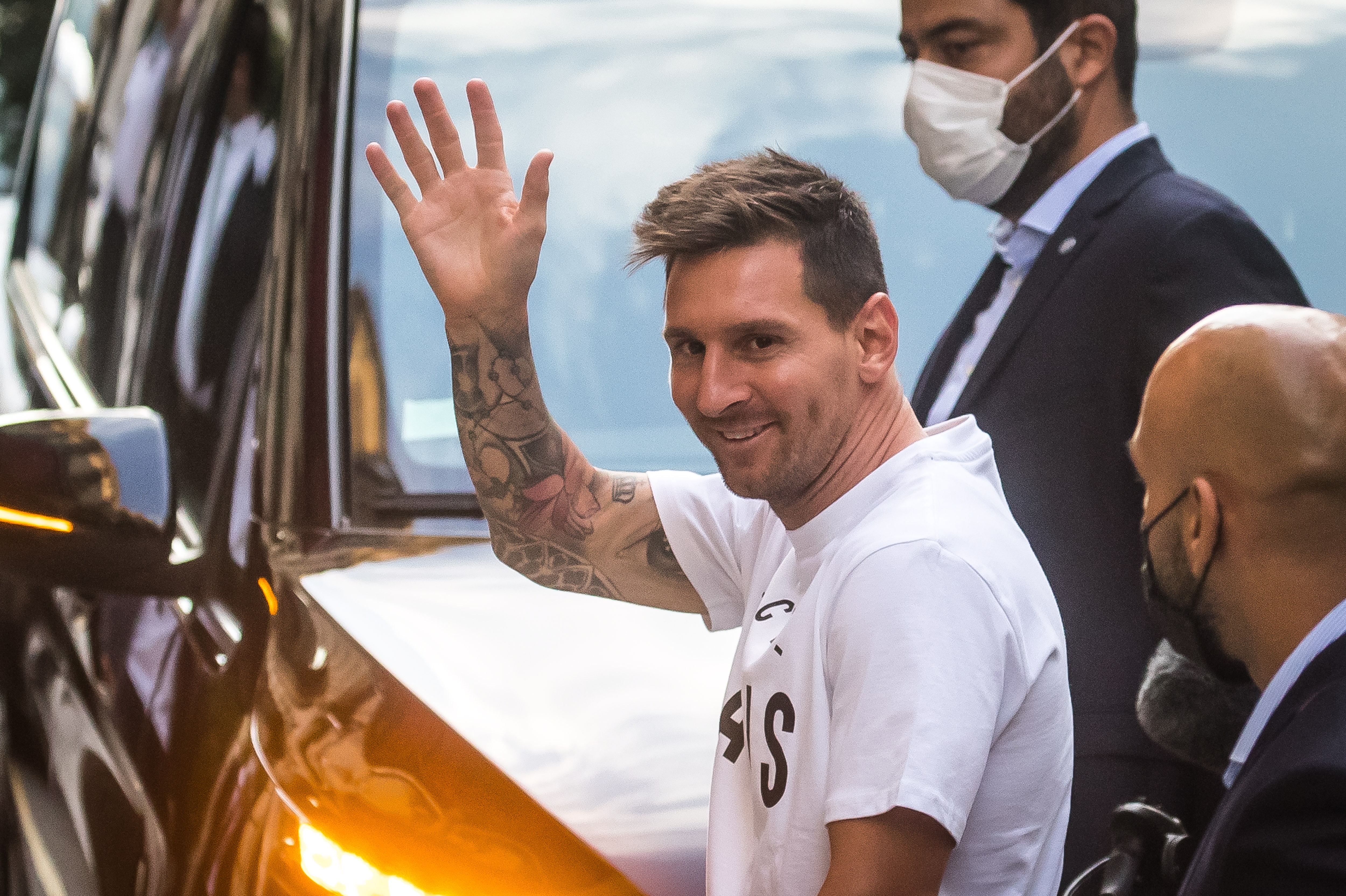 Paris (France), 10/08/2021.- Argentinian striker Lionel Messi greets his supporters as he arrives at the 'Royal Monceau' hotel in Paris, France, 10 August 2021. Messi arrived to Paris to sign a contract with French soccer club Paris Saint-Germain. (Francia) EFE/EPA/CHRISTOPHE PETIT TESSON
