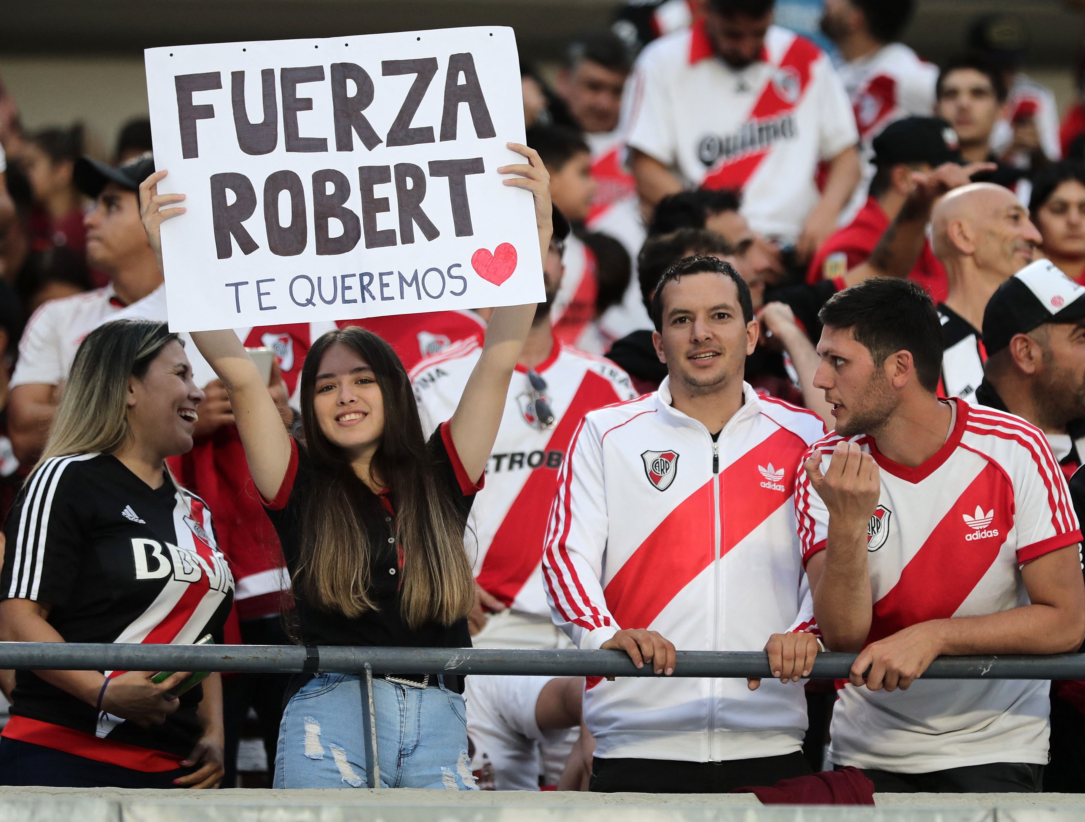 Los hinchas de River apoyaron a Robert Rojas en este difícil momento que transita. (Foto: AFP/Alejandro Pagni)